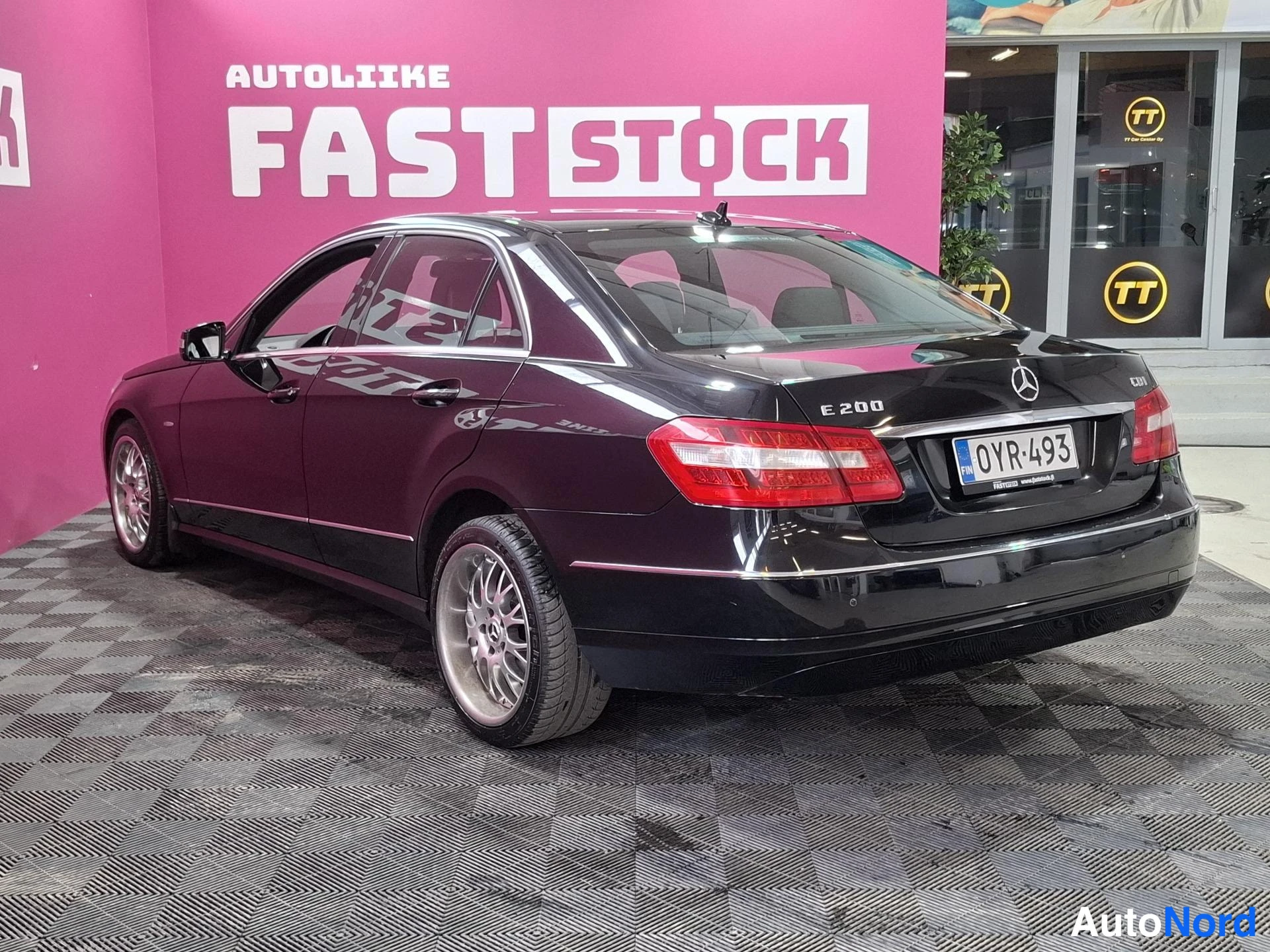 Musta Mercedes-Benz E 200 CDI 2010, takaviisto, kuva 5