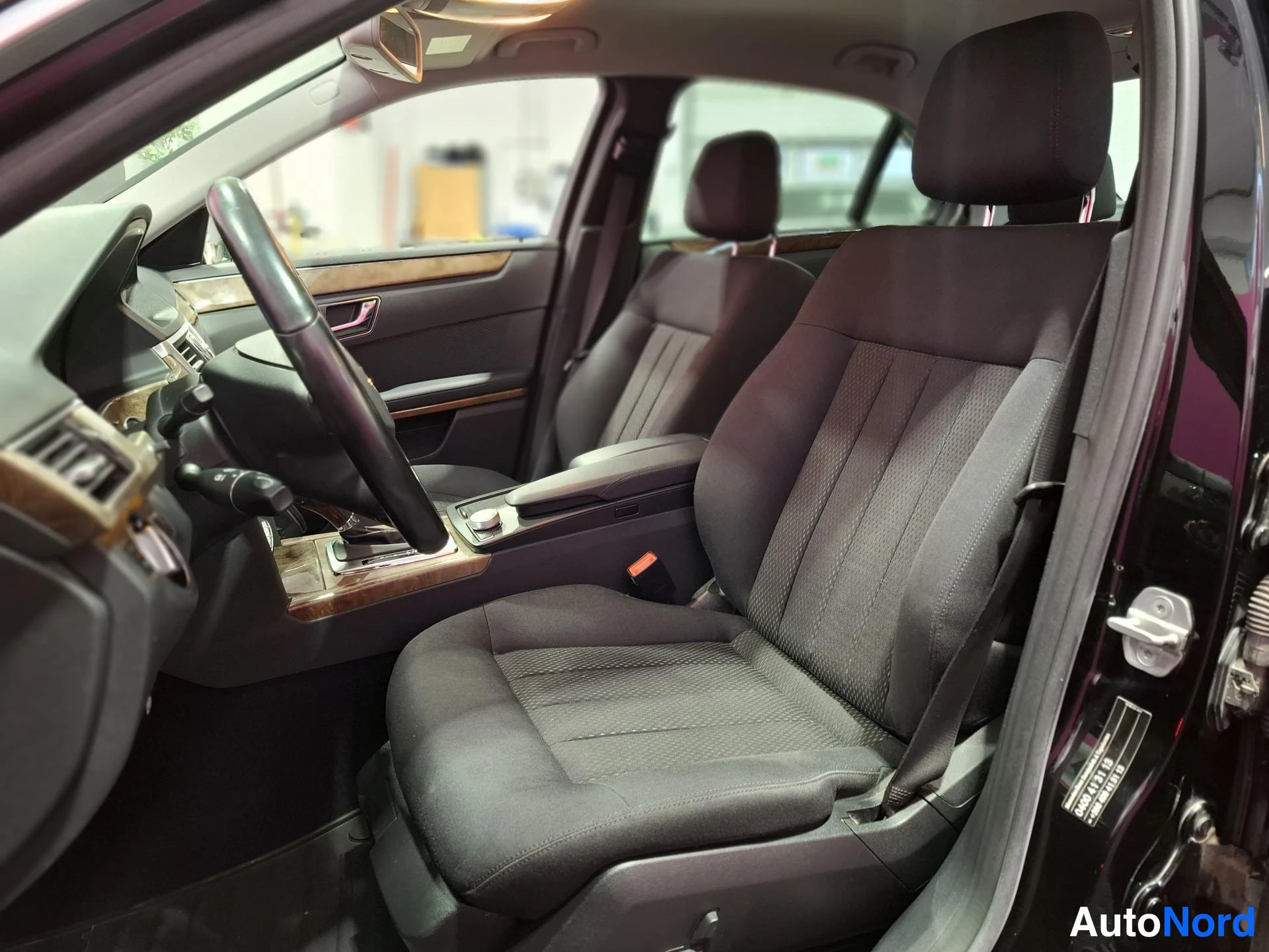 Musta Mercedes-Benz E 200 CDI 2010, etuistuimet, kuva 12