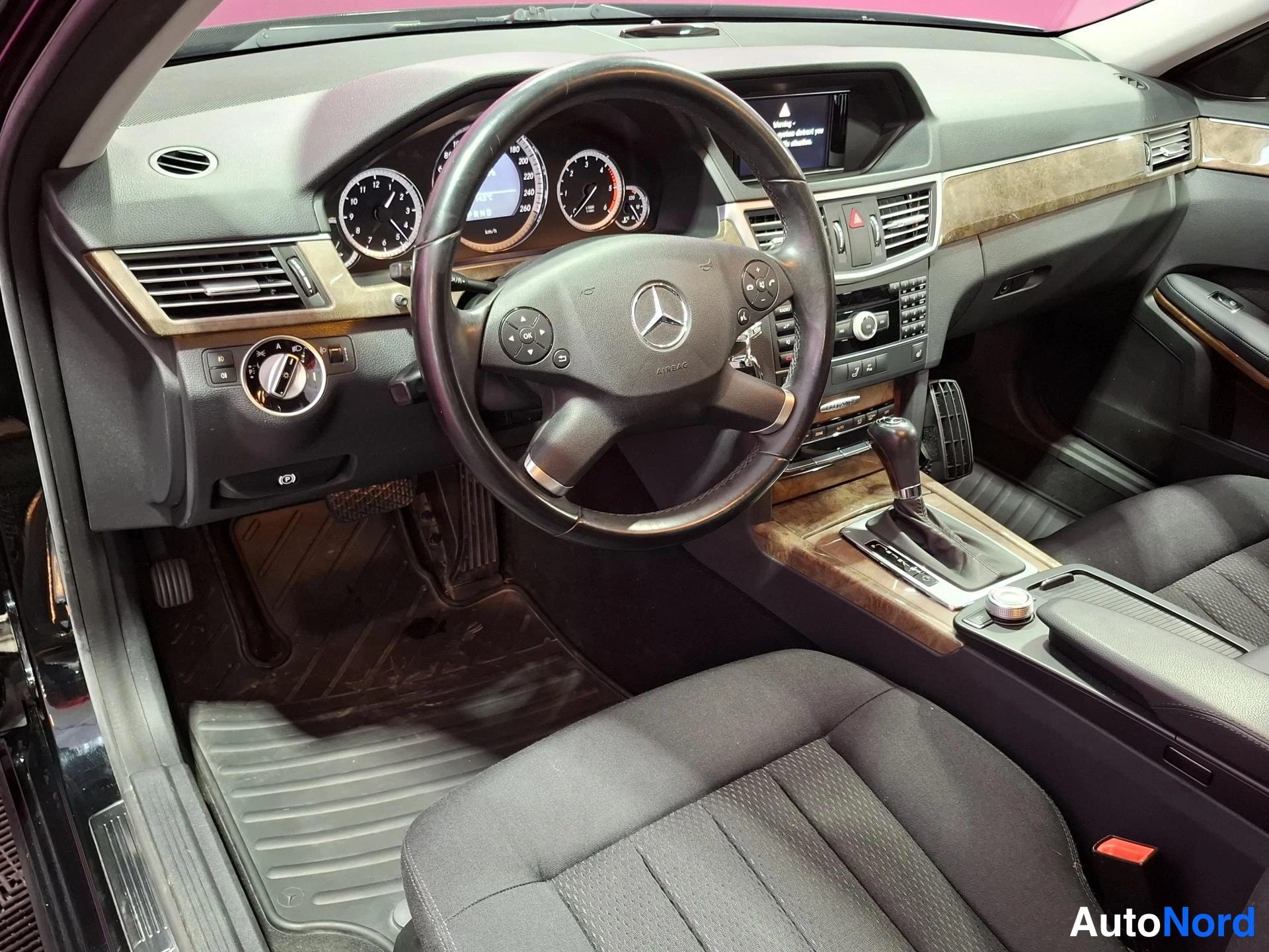 Musta Mercedes-Benz E 200 CDI 2010, ohjaamo, kuva 7