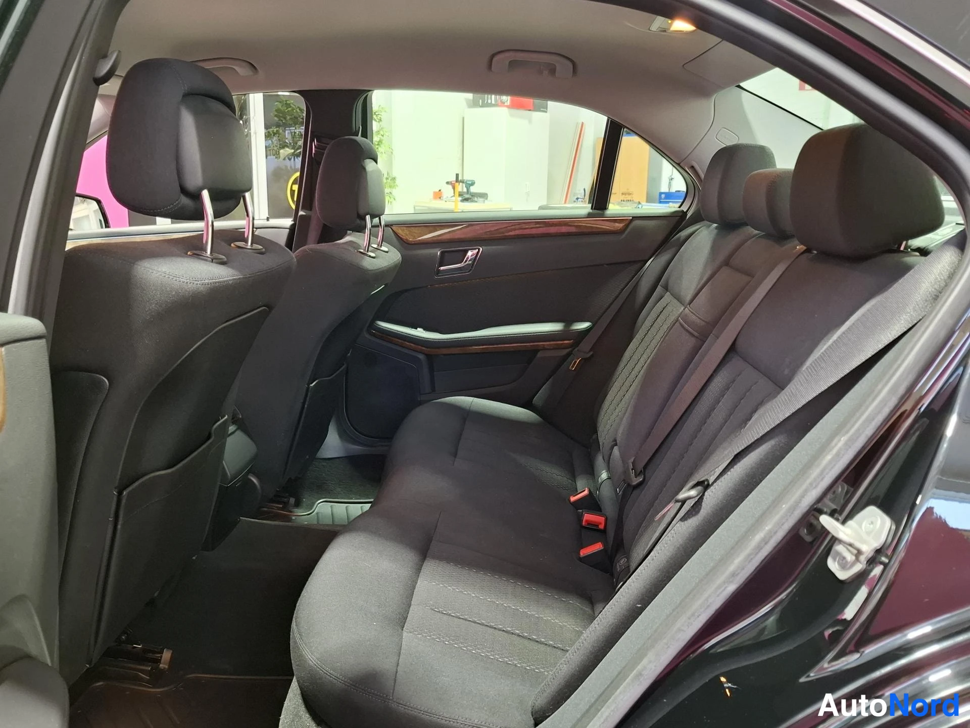 Musta Mercedes-Benz E 200 CDI 2010, takaistuimet, kuva 13
