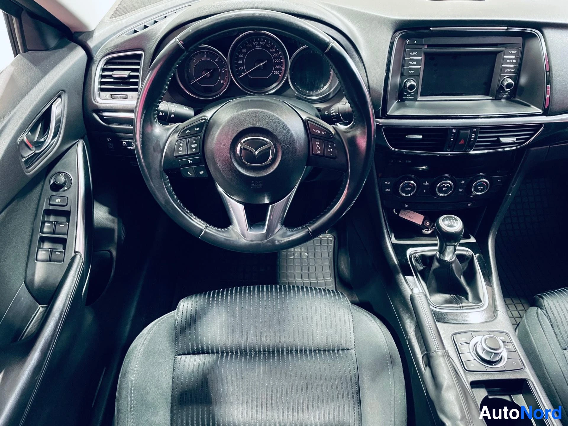 Harmaa Mazda 6 2014, ohjaamo, kuva 9