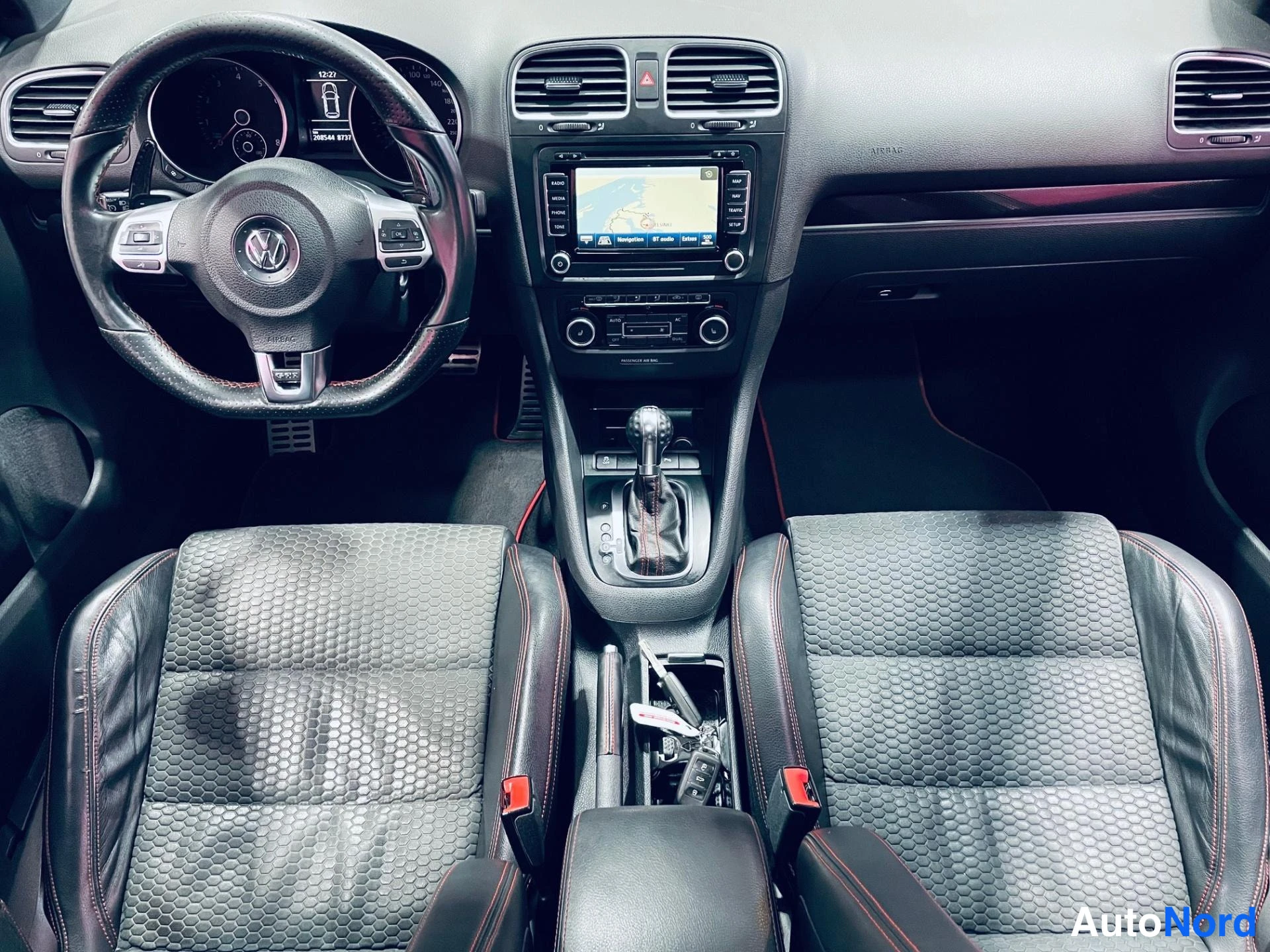 Vit Volkswagen Golf GTI 2012, förarplats, bild 8