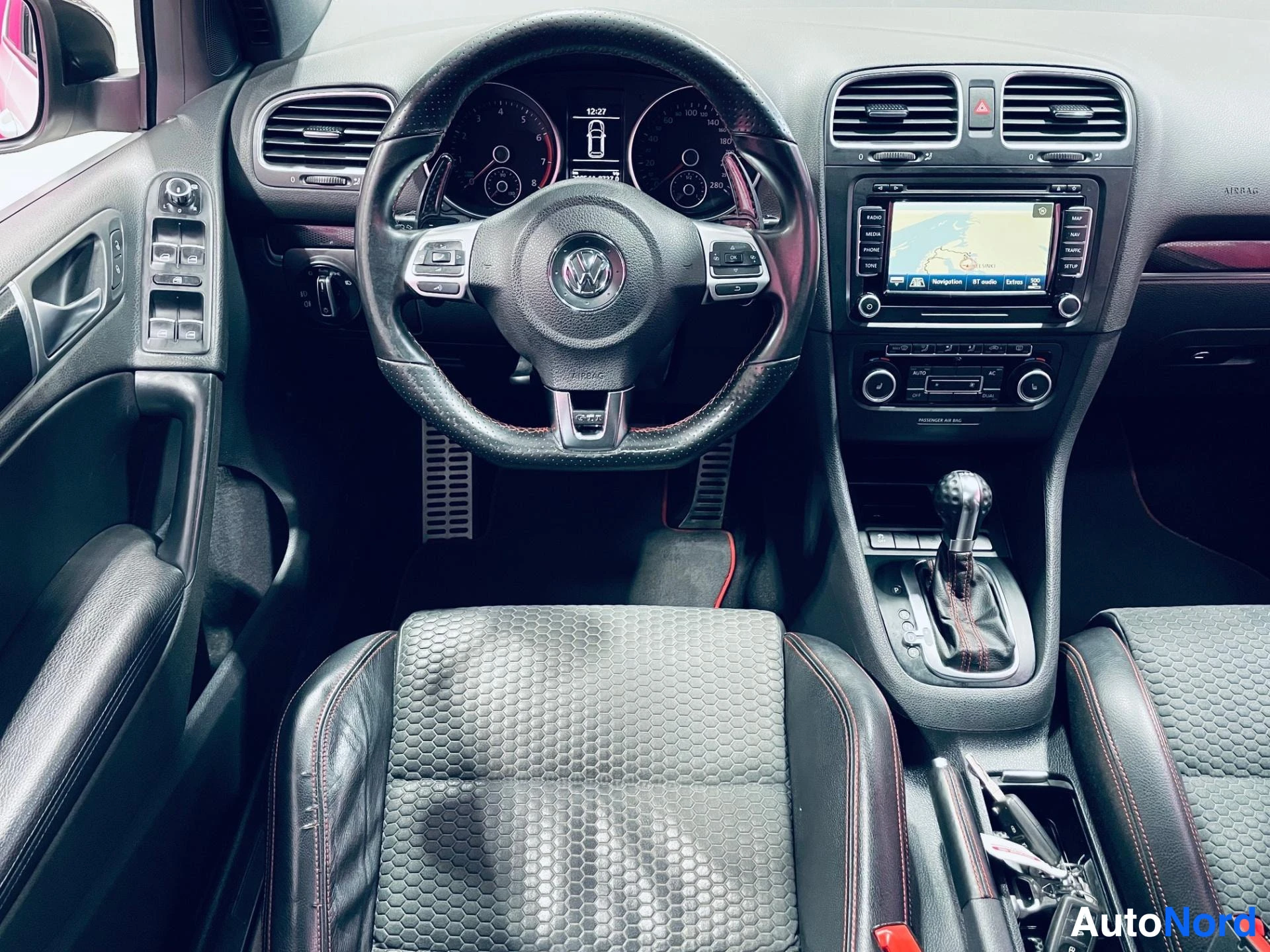 Vit Volkswagen Golf GTI 2012, förarplats, bild 9
