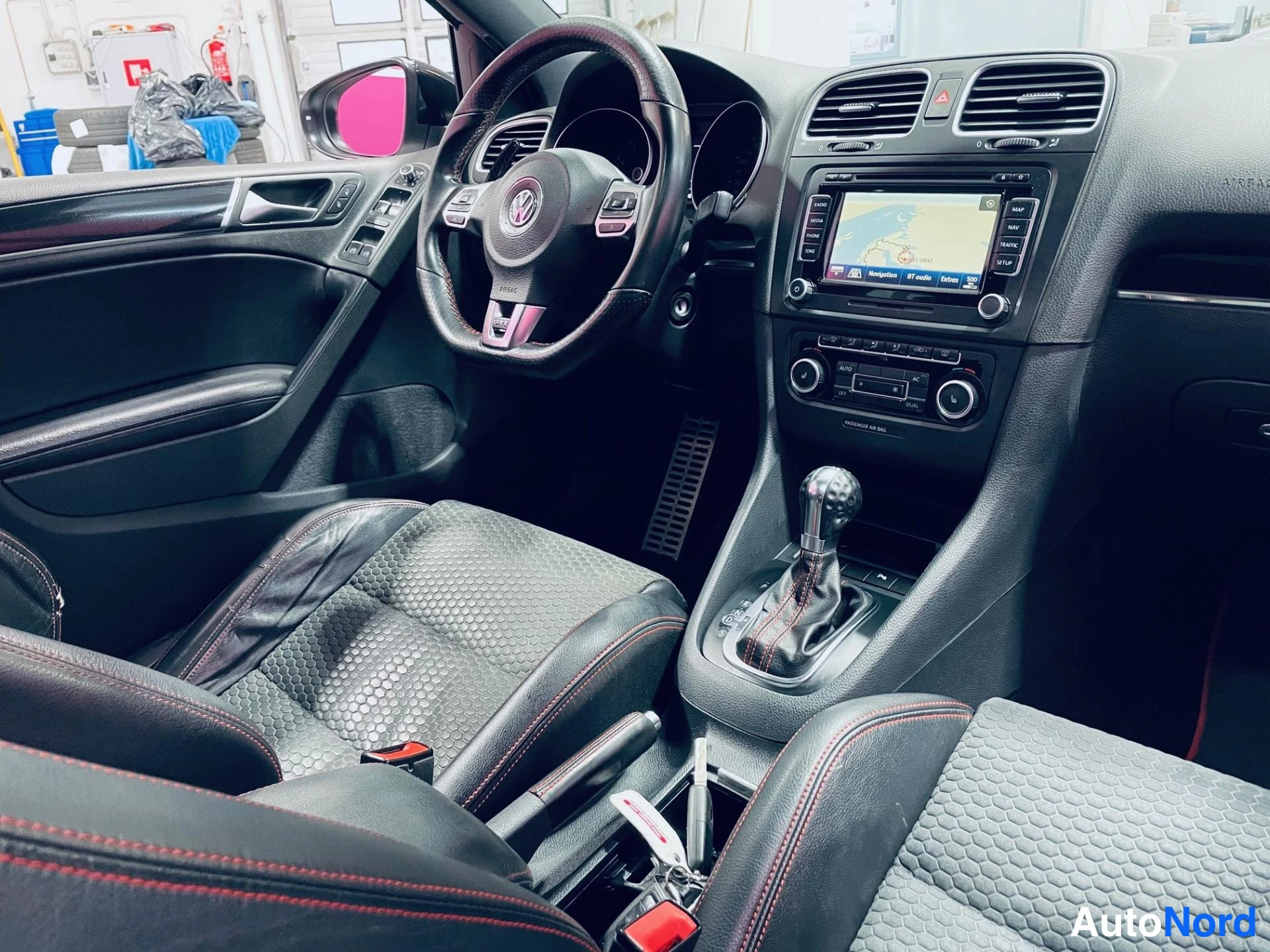 Vit Volkswagen Golf GTI 2012, förarplats, bild 10