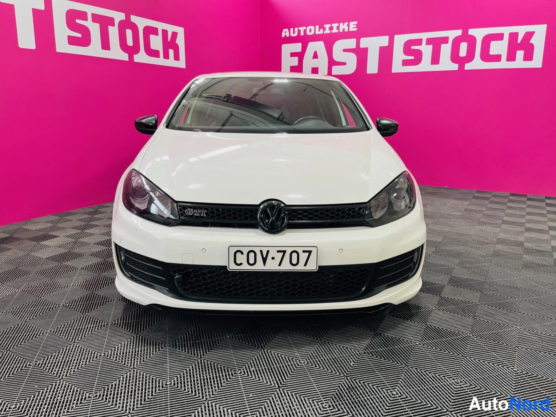 Vit Volkswagen Golf GTI 2012, framifrån, bild 3