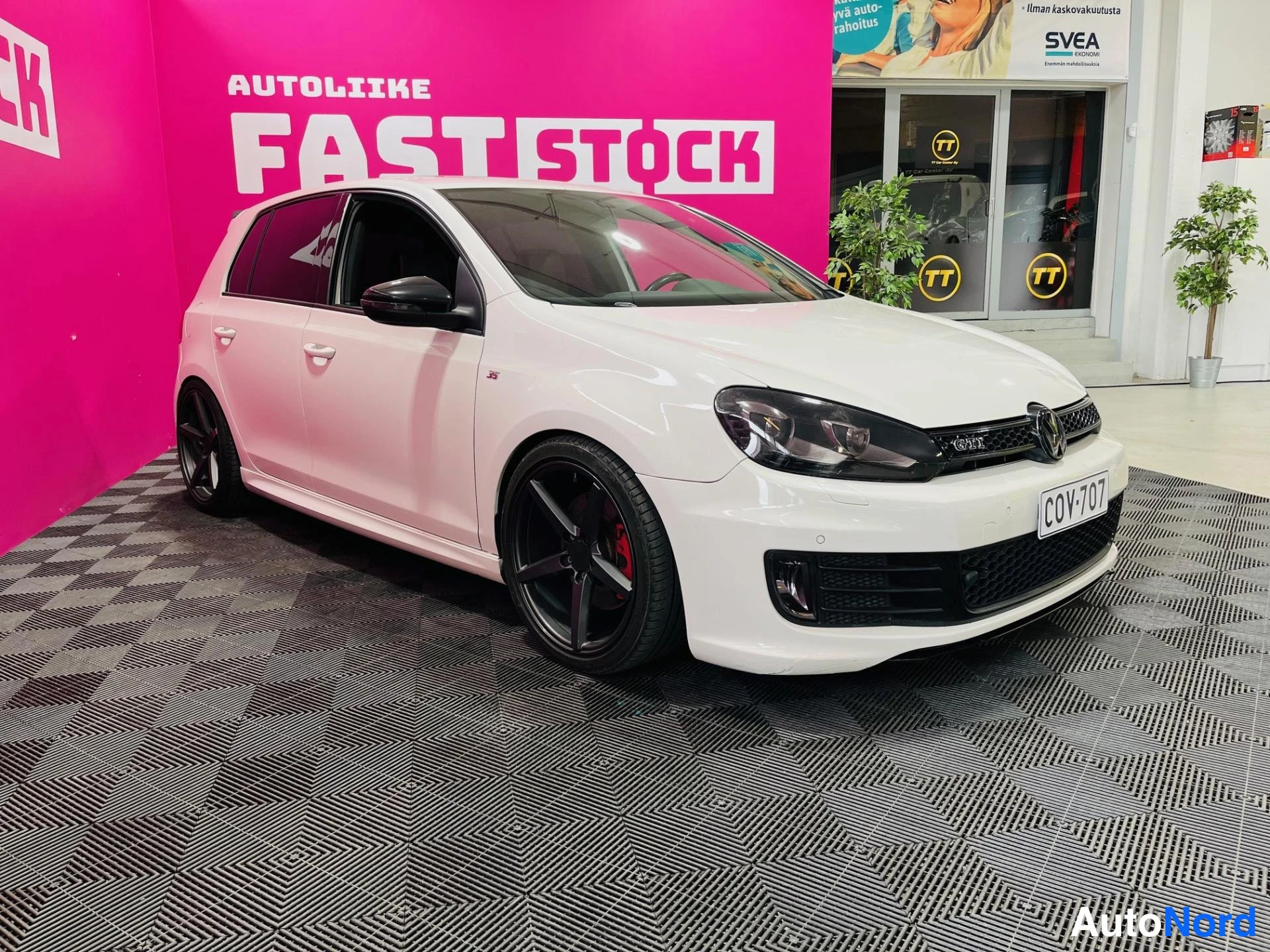 Vit Volkswagen Golf GTI 2012, snett framifrån, fronten åt höger, bild 2