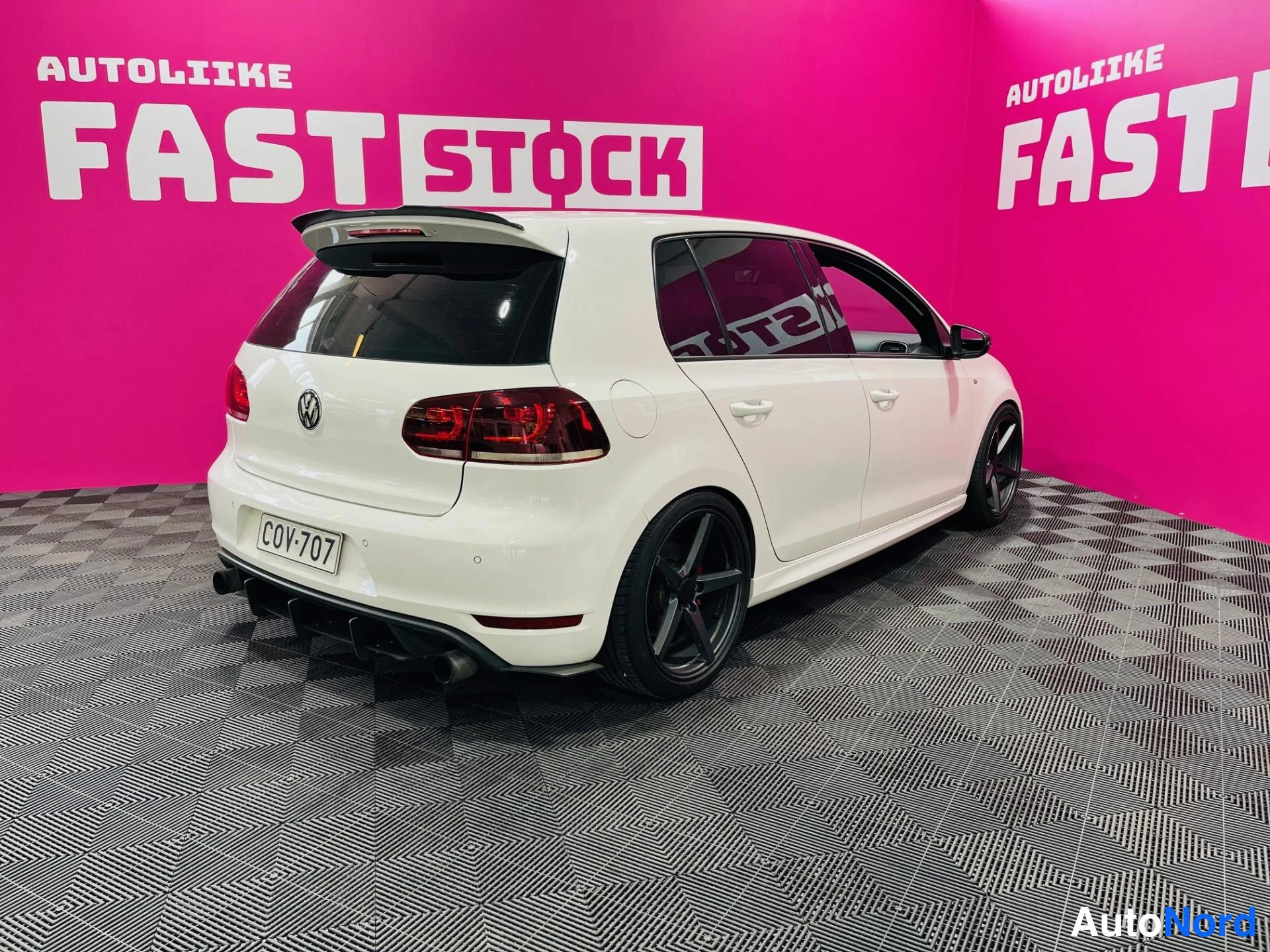 Vit Volkswagen Golf GTI 2012, snett bakifrån, bild 4