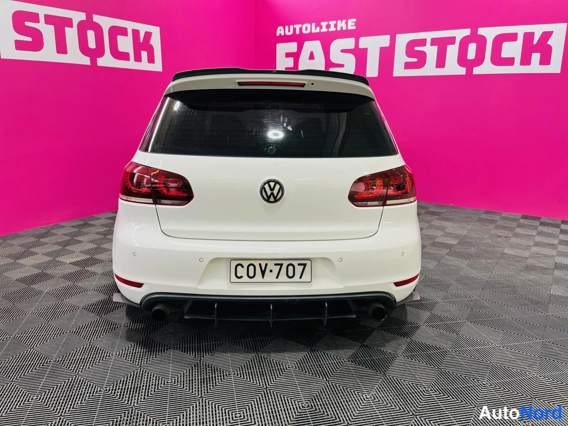 Vit Volkswagen Golf GTI 2012, bakifrån, bild 6