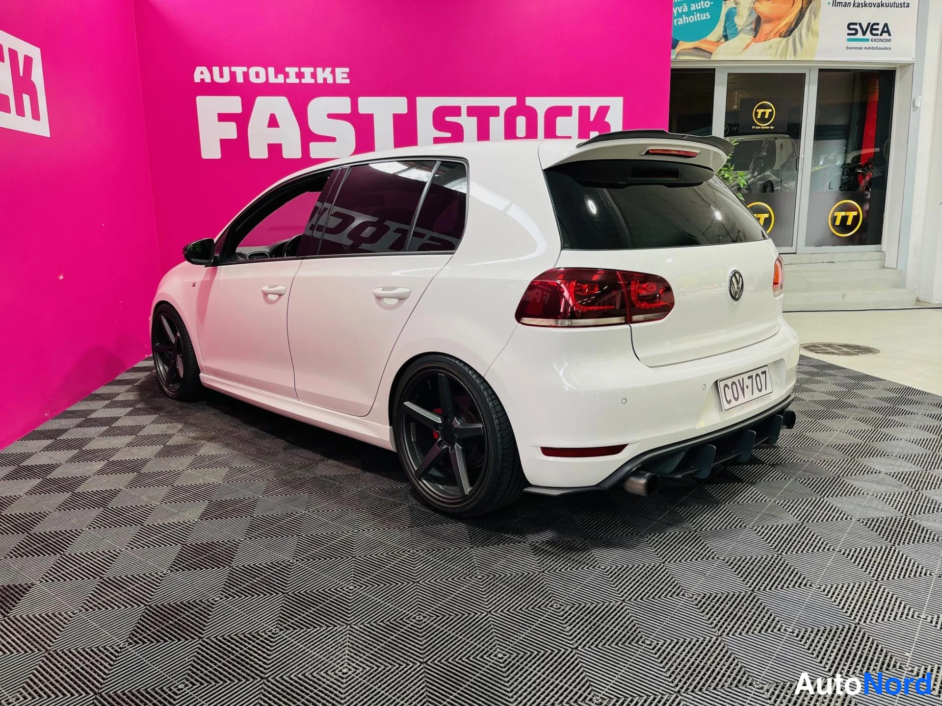 Vit Volkswagen Golf GTI 2012, snett bakifrån, bild 5