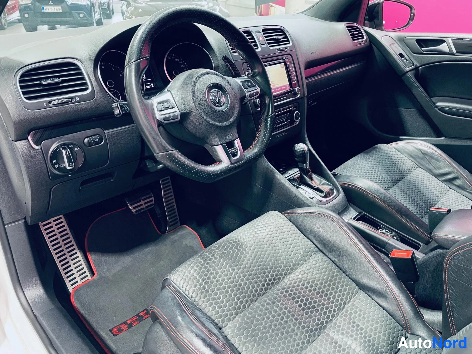Vit Volkswagen Golf GTI 2012, förarplats, bild 7