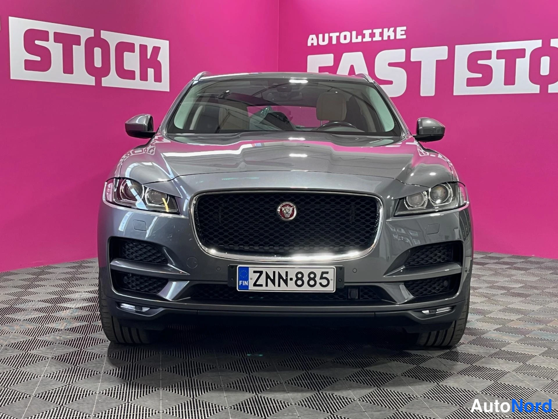 Harmaa Jaguar F-Pace 2016, edestä, kuva 3