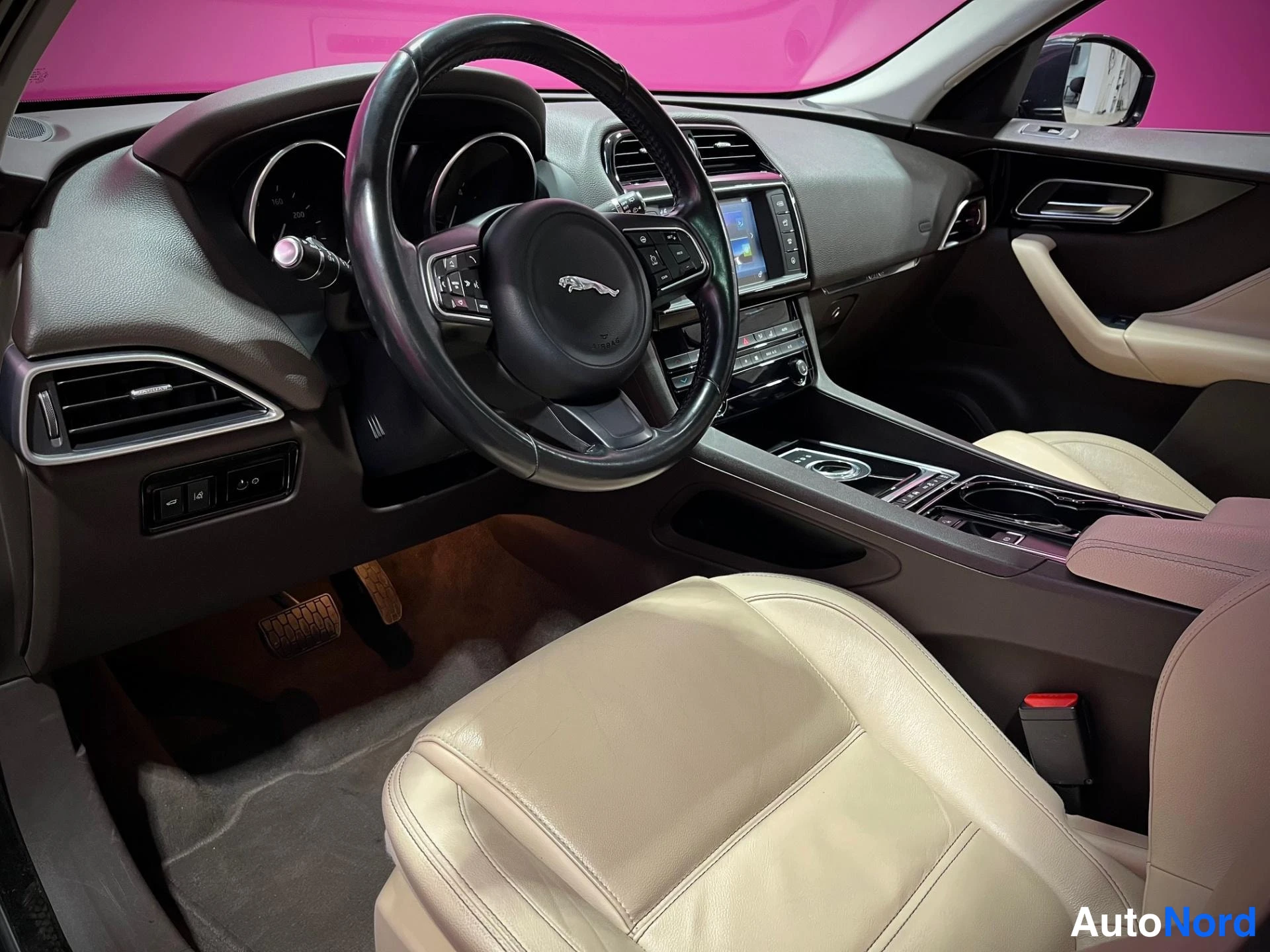 Harmaa Jaguar F-Pace 2016, ohjaamo, kuva 9