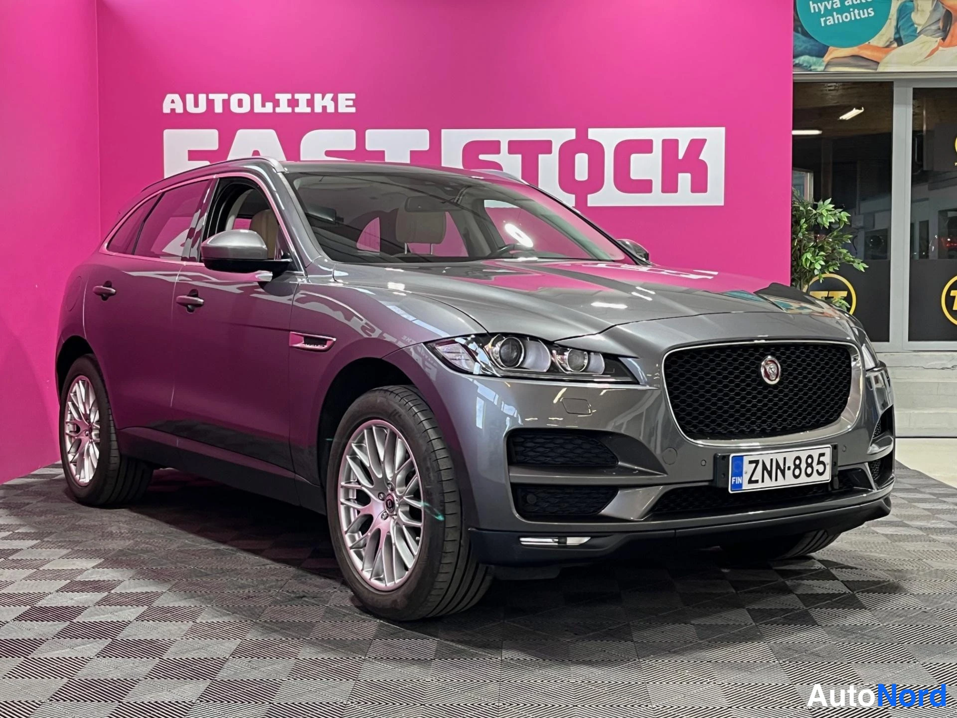Harmaa Jaguar F-Pace 2016, etuviisto, keula oikealle, kuva 2
