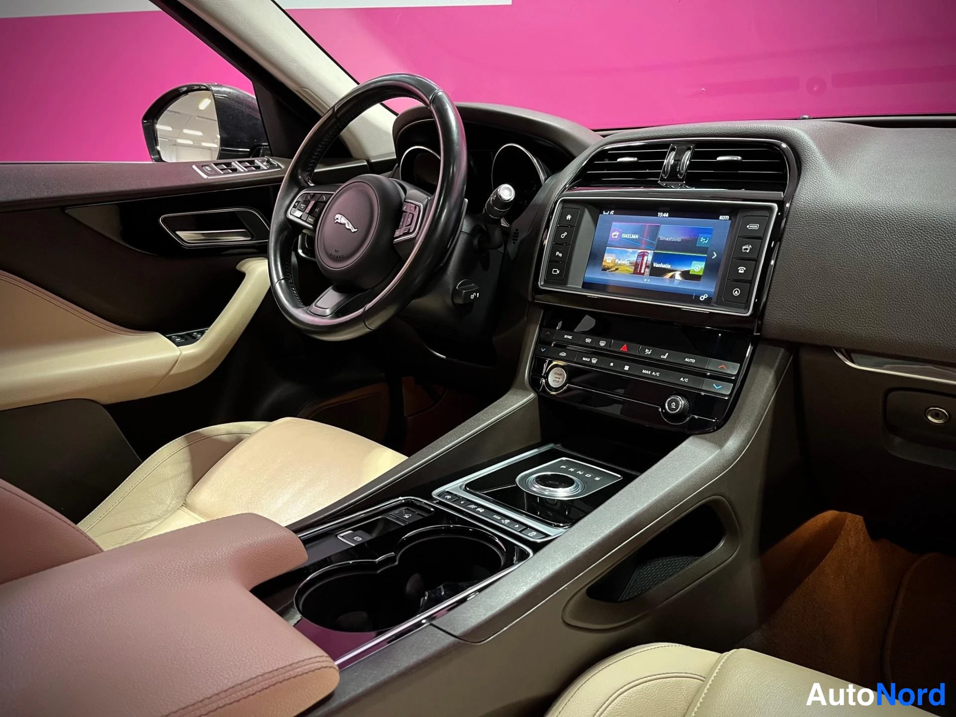 Harmaa Jaguar F-Pace 2016, ohjaamo, kuva 7
