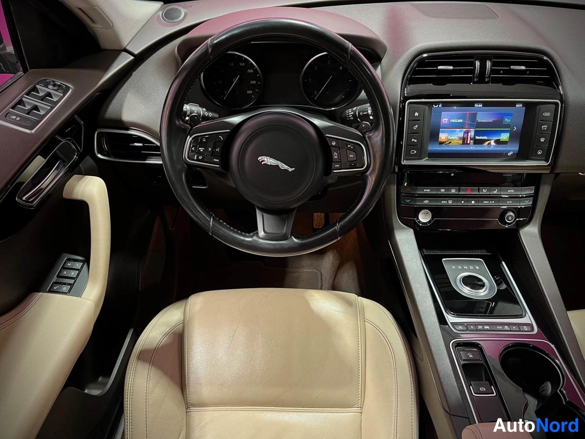 Harmaa Jaguar F-Pace 2016, ohjaamo, kuva 8