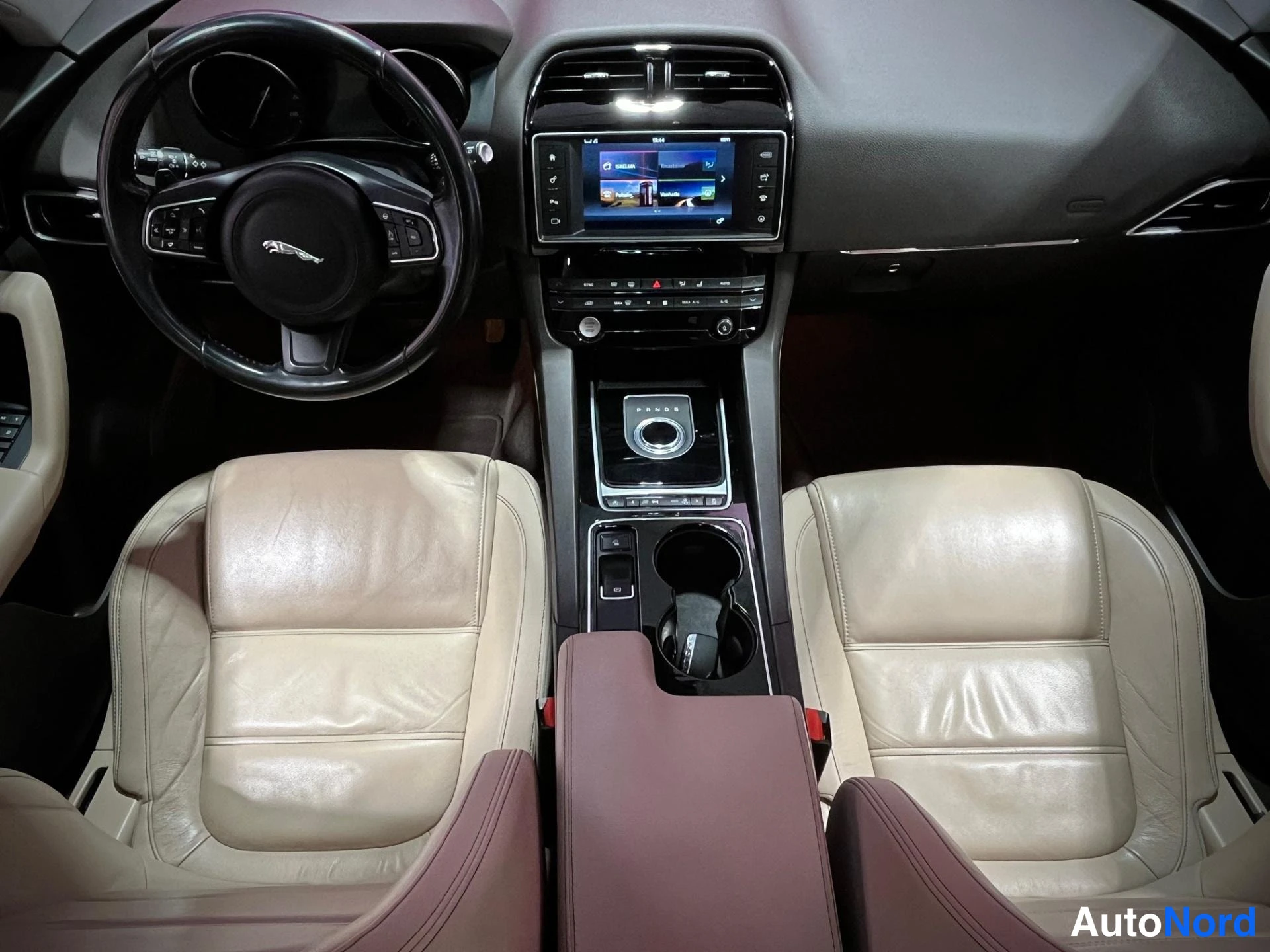Harmaa Jaguar F-Pace 2016, ohjaamo, kuva 10