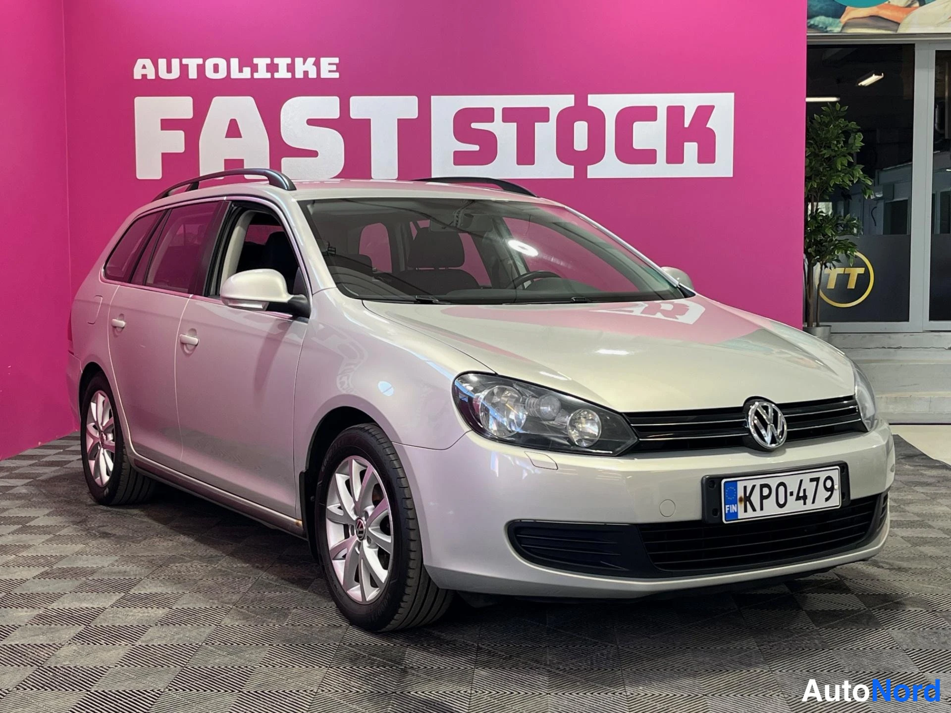 Silver Volkswagen Golf 2011, front three-quarter, nose to the right, photo 2