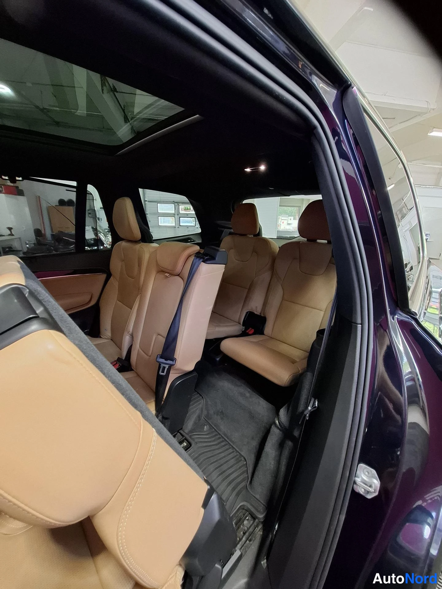 Sininen Volvo XC90 2017, takaistuimet, kuva 15