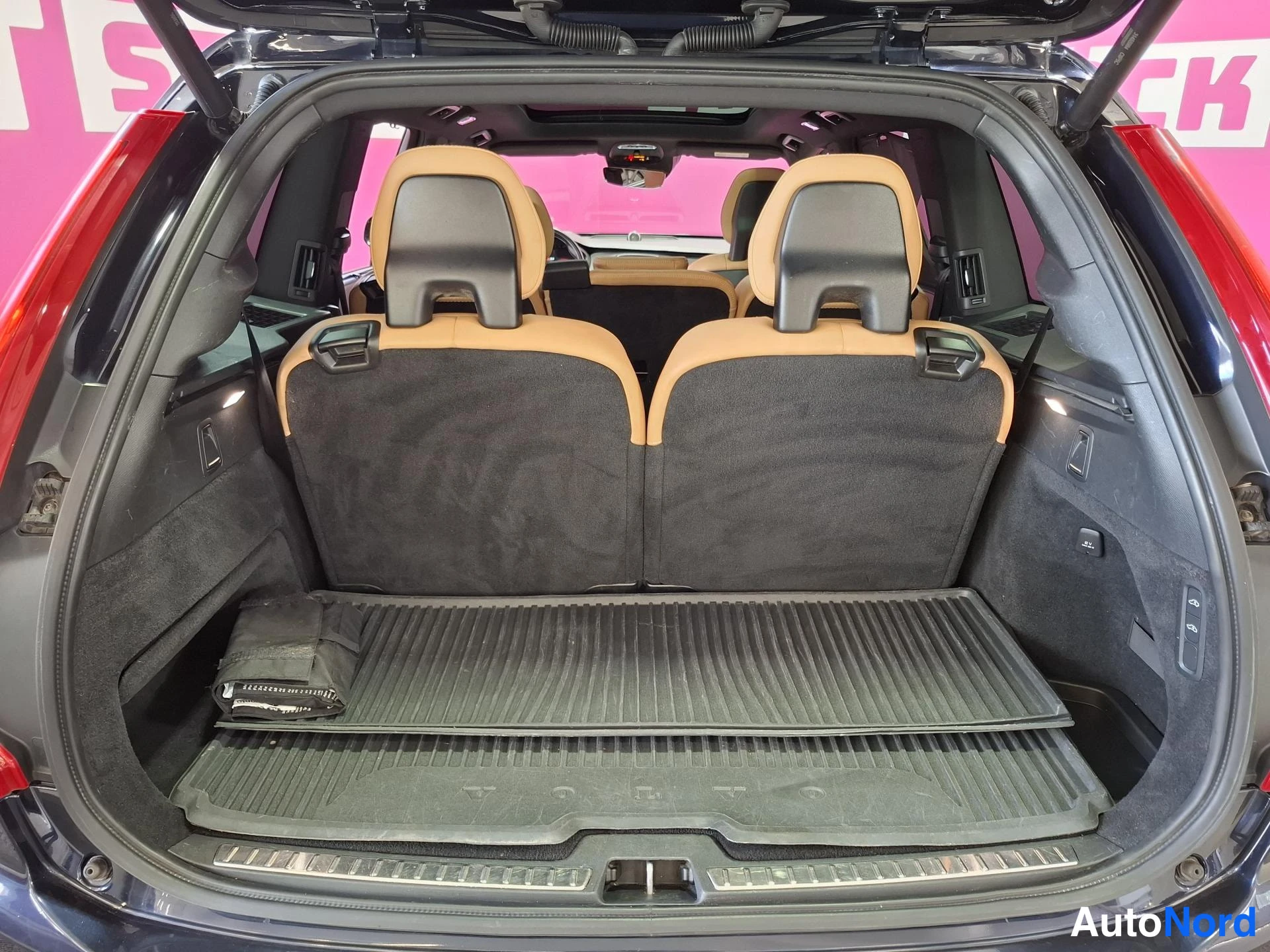 Sininen Volvo XC90 2017, tavaratila, kuva 17