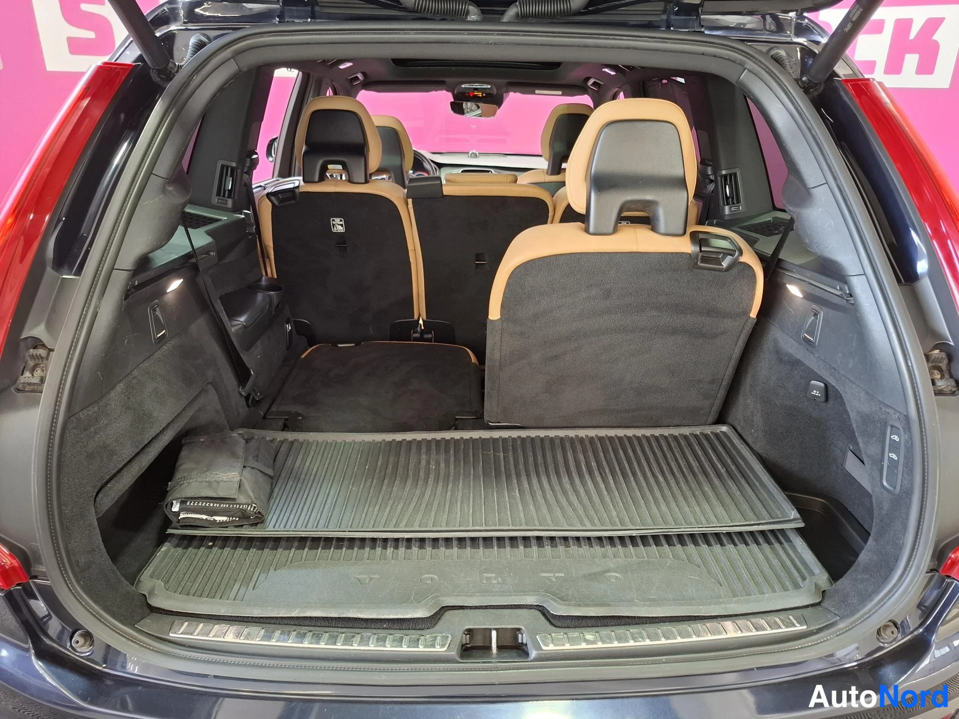 Sininen Volvo XC90 2017, takaistuimet, kuva 16