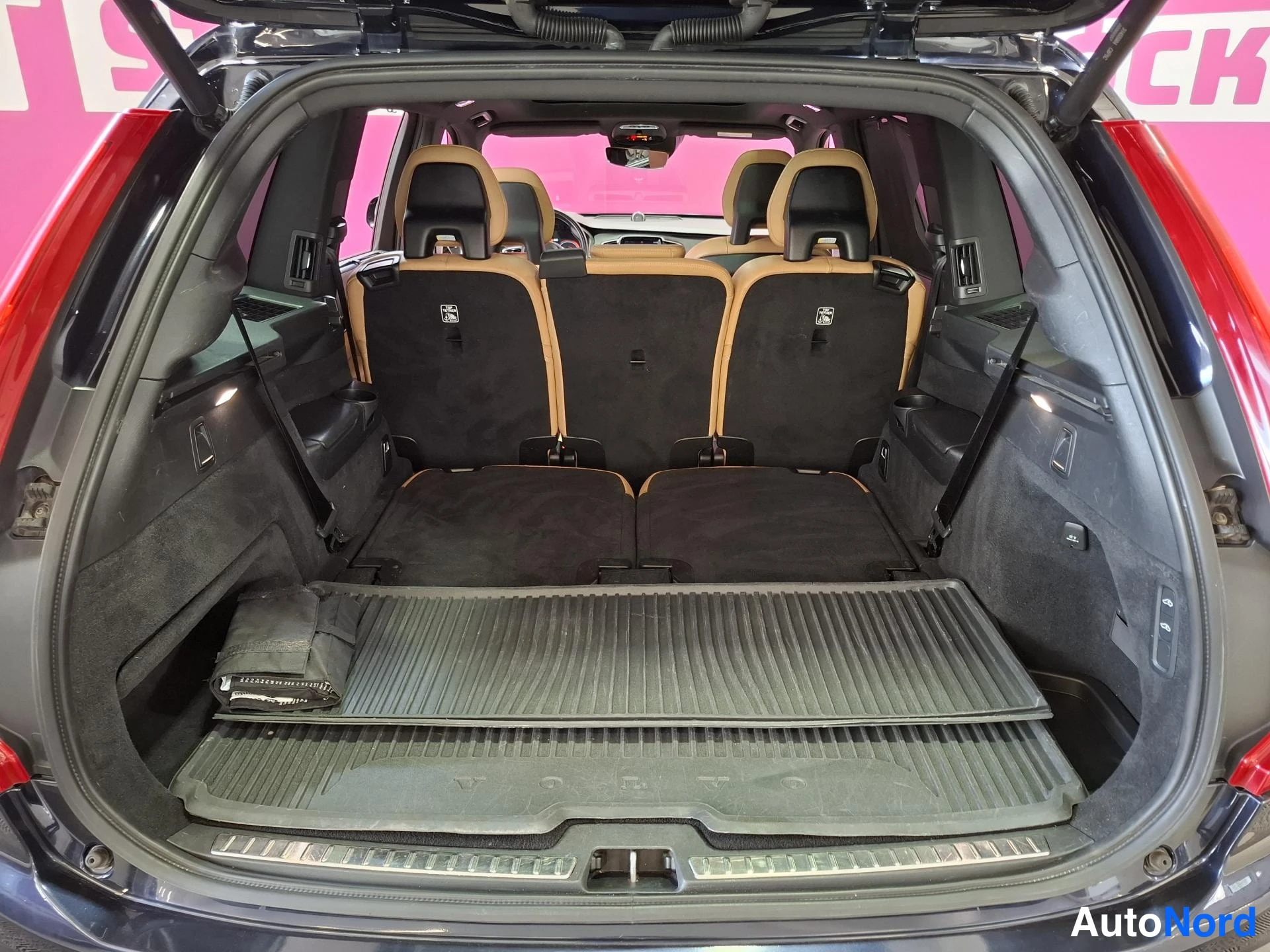 Sininen Volvo XC90 2017, tavaratila, kuva 18
