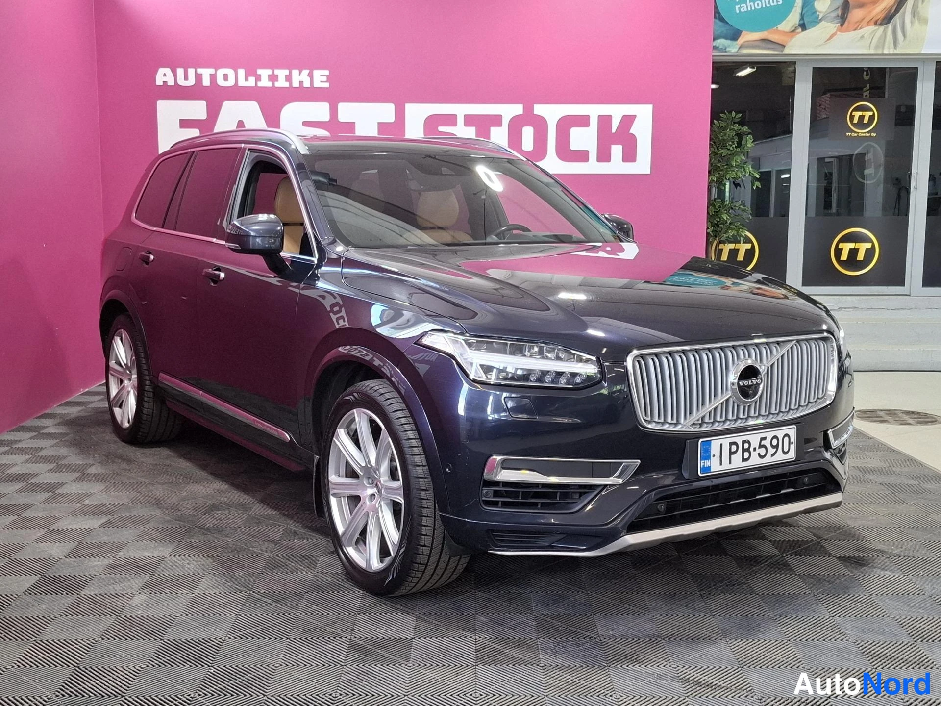 Sininen Volvo XC90 2017, etuviisto, keula oikealle, kuva 2