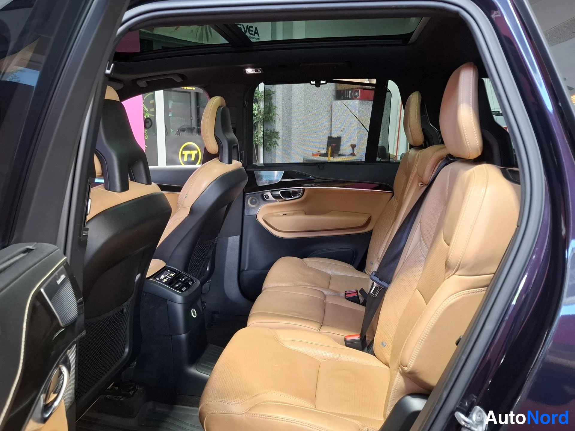 Sininen Volvo XC90 2017, takaistuimet, kuva 14