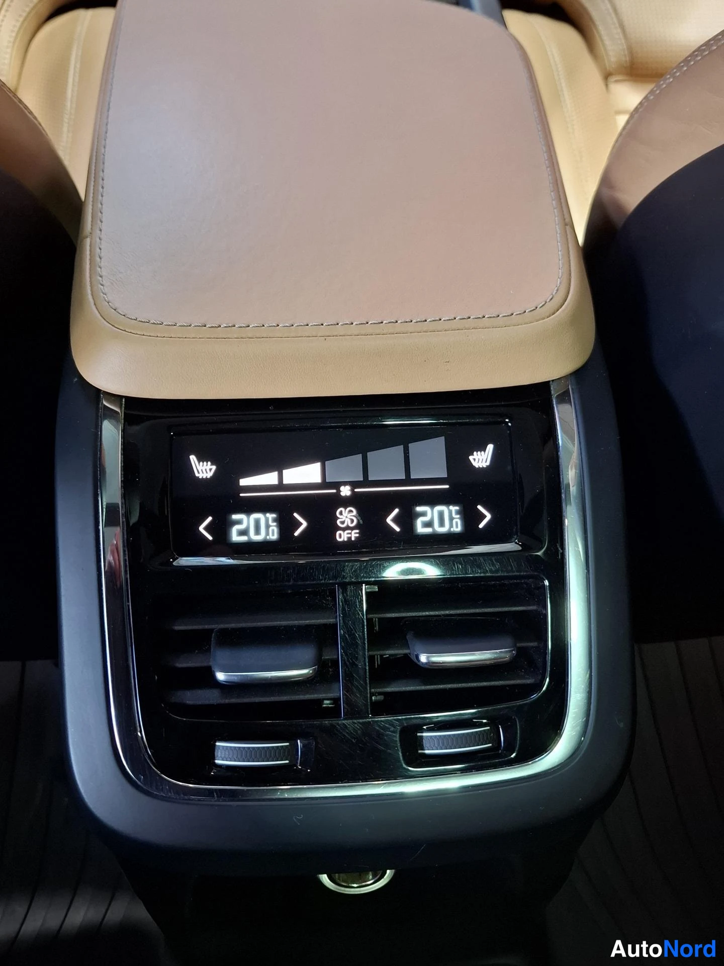 Sininen Volvo XC90 2017, yksityiskohta, kuva 19