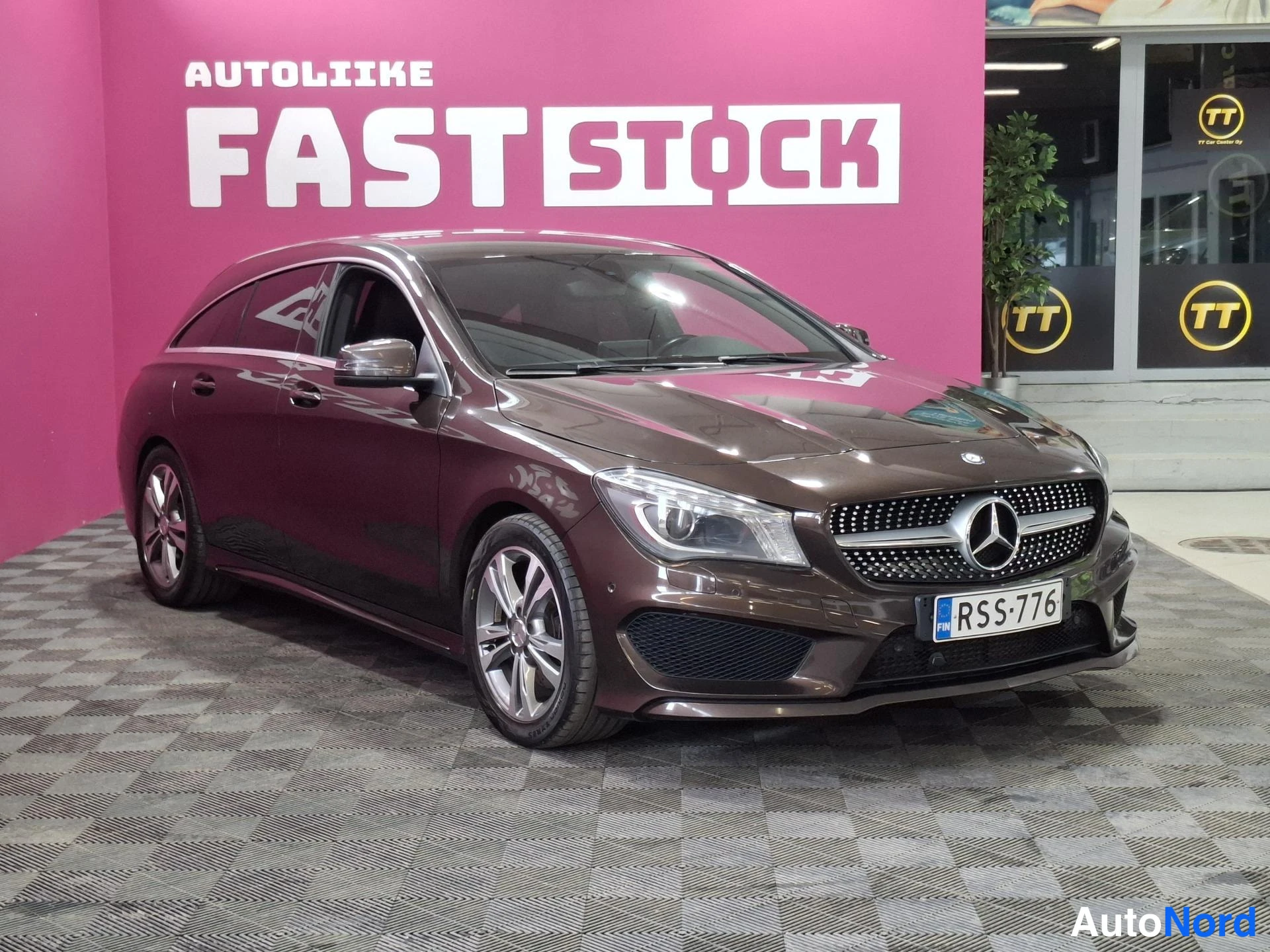Brown Mercedes-Benz CLA 220 CDI 2016, front three-quarter, nose to the right, photo 3