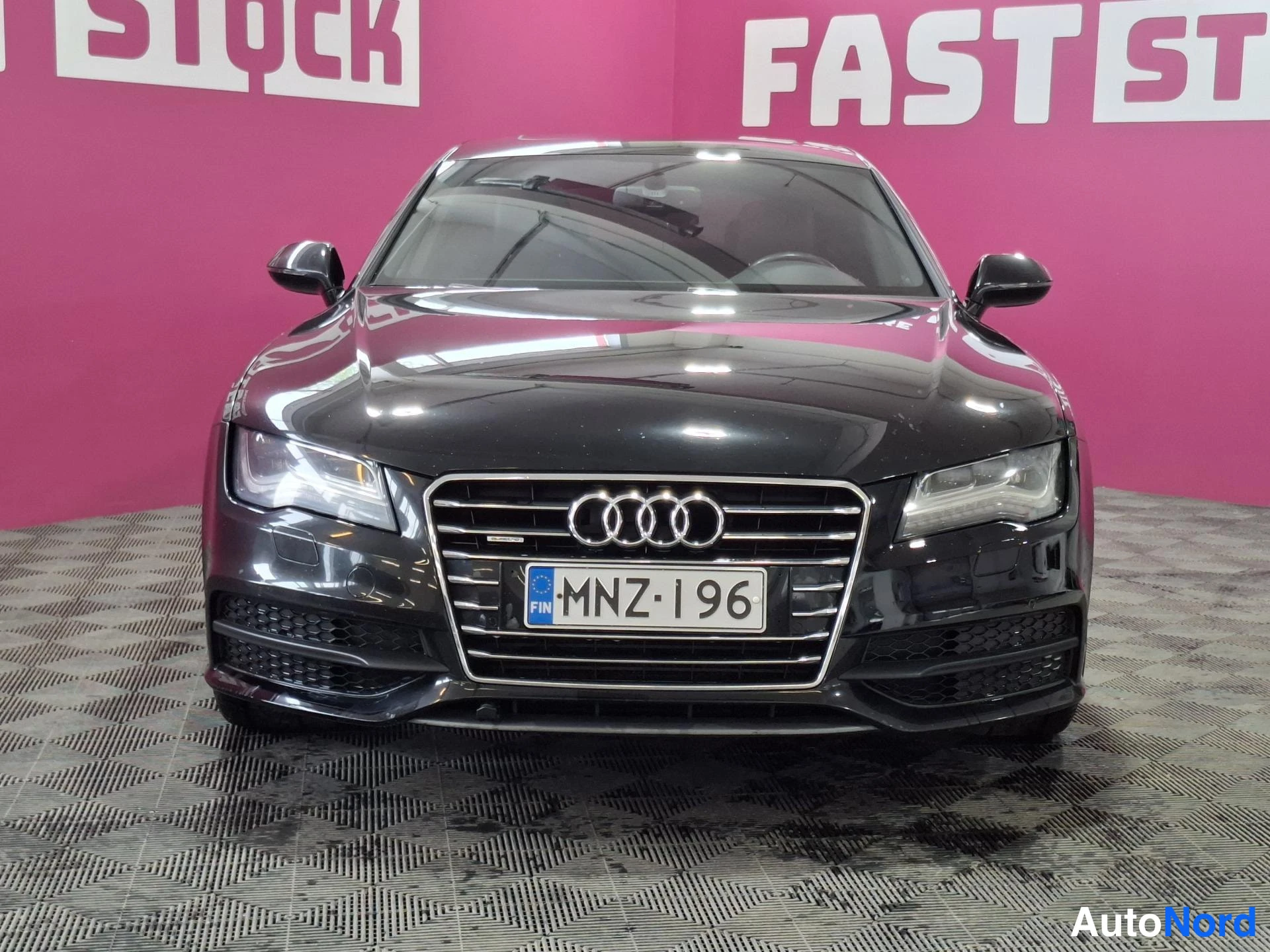 Musta Audi A7 2011, edestä, kuva 3