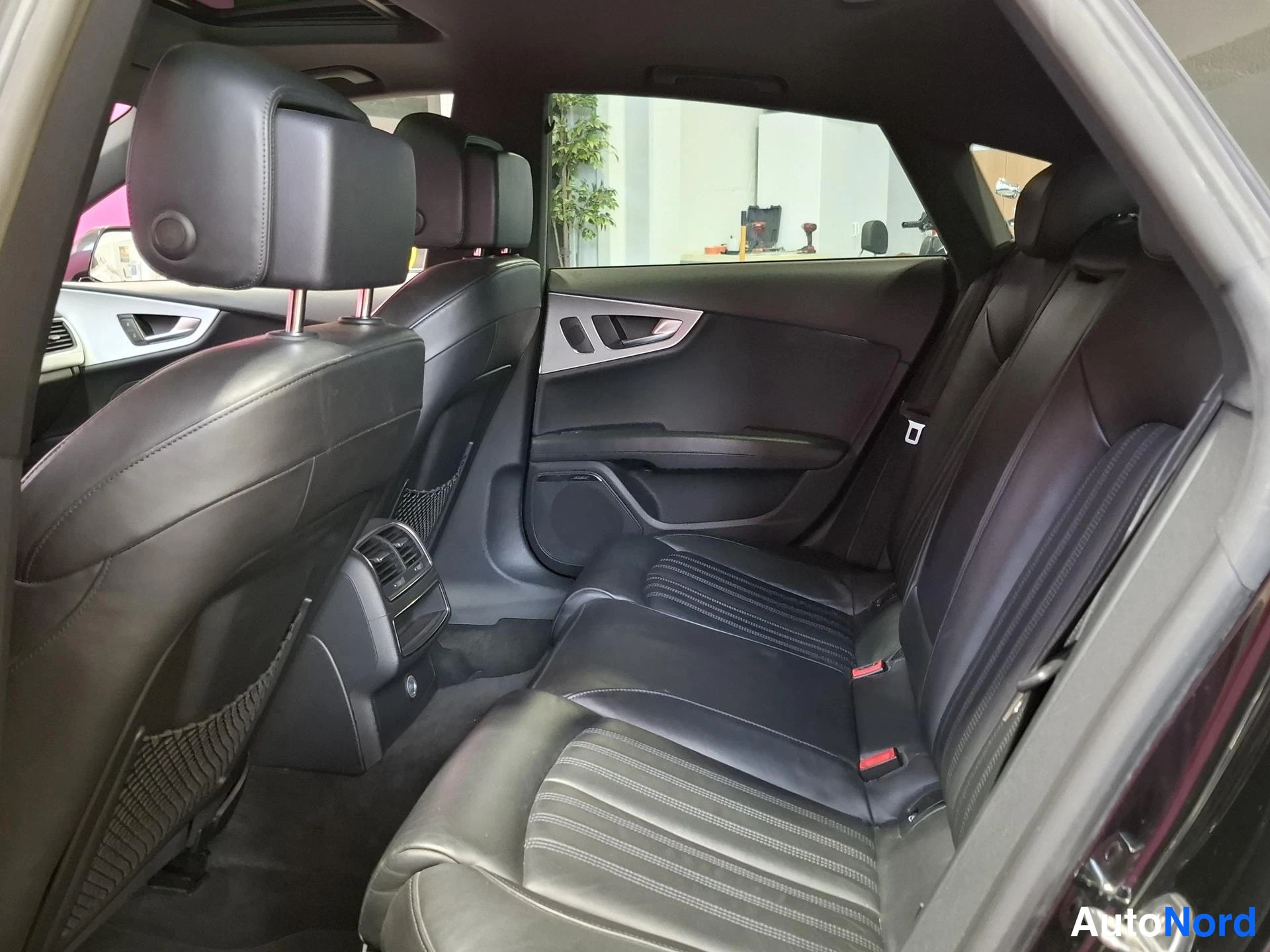 Musta Audi A7 2011, takaistuimet, kuva 11