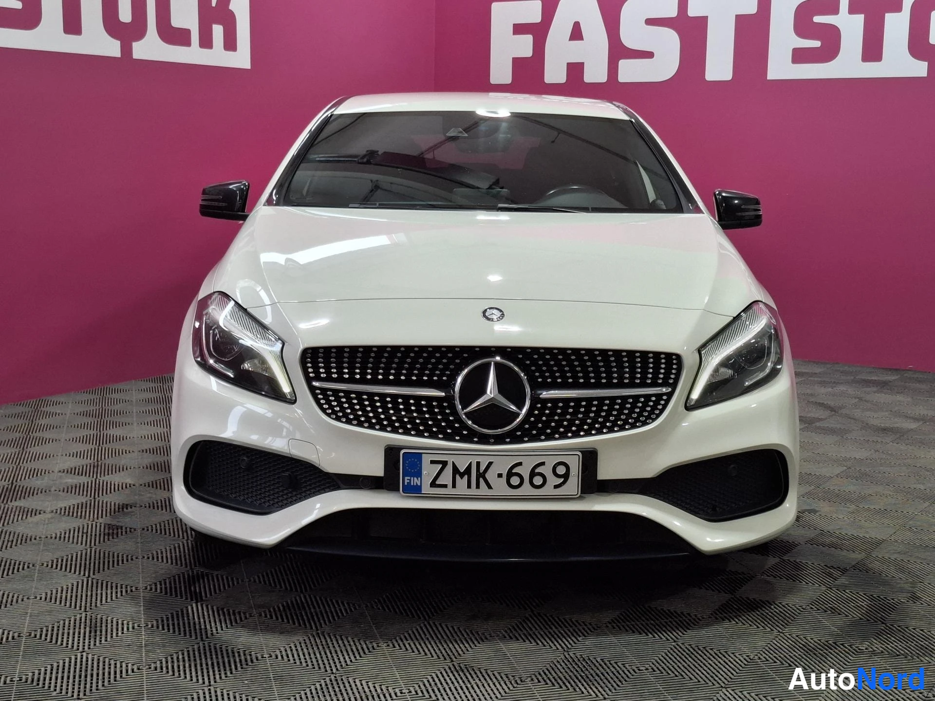 Vit Mercedes-Benz A 180 d 2016, framifrån, bild 3