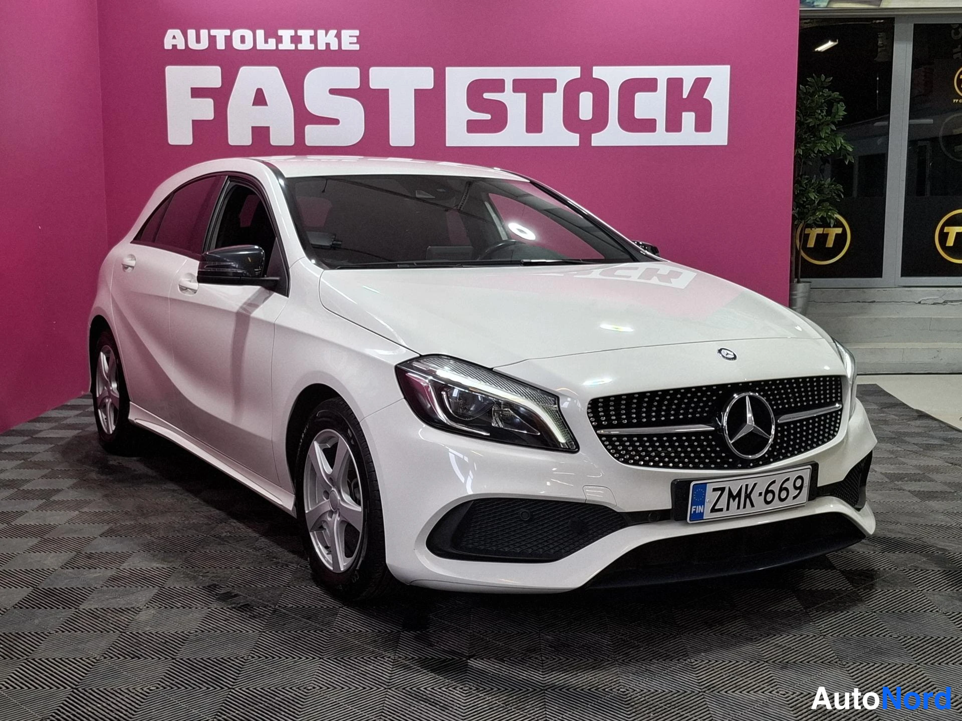 Vit Mercedes-Benz A 180 d 2016, snett framifrån, fronten åt höger, bild 2