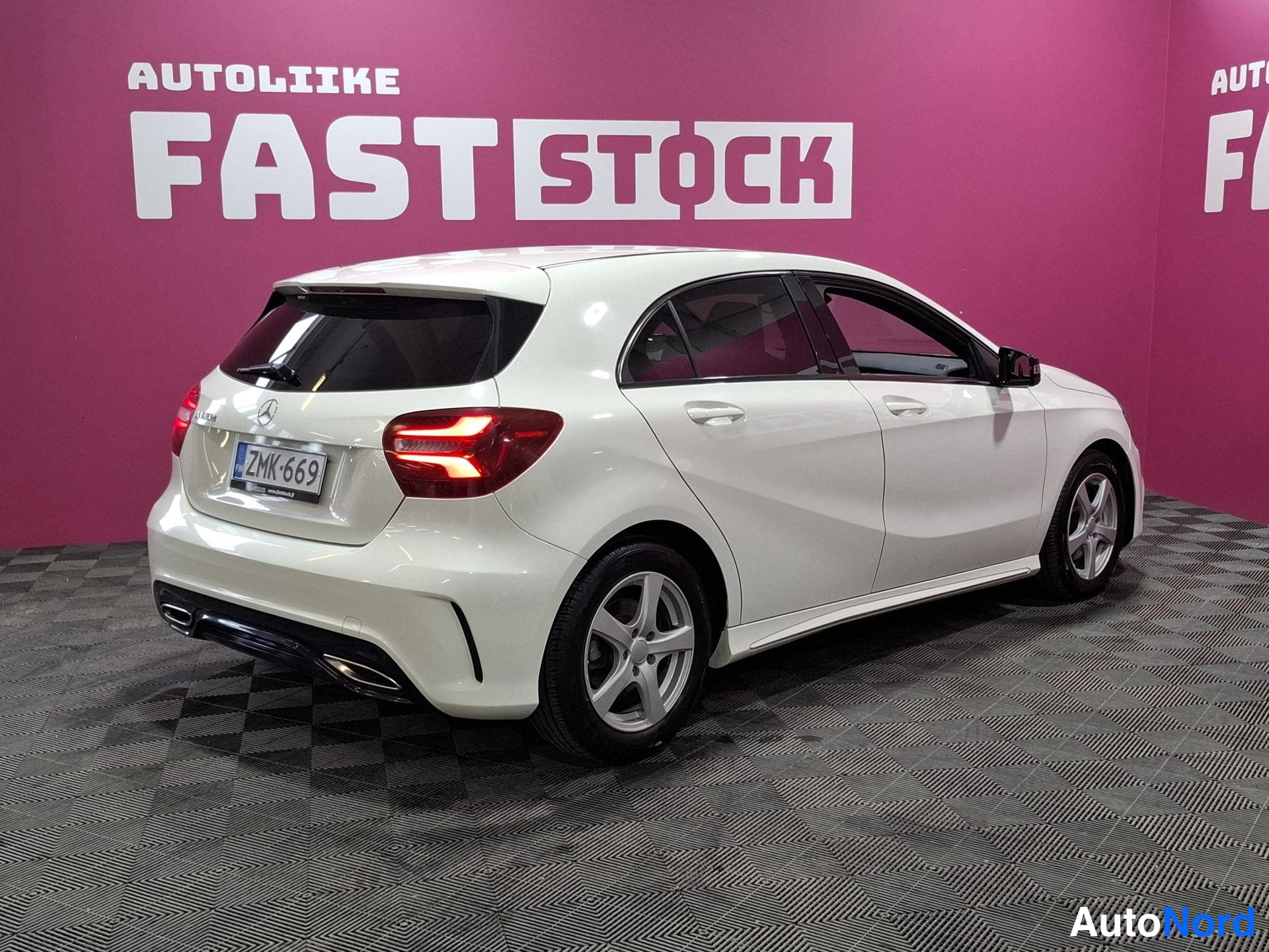 Vit Mercedes-Benz A 180 d 2016, snett bakifrån, bild 4