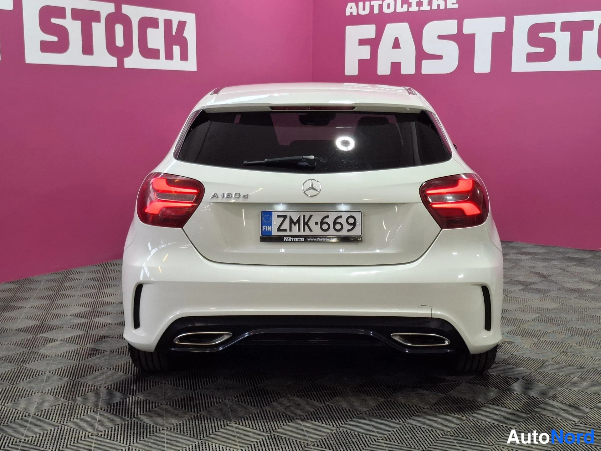 Vit Mercedes-Benz A 180 d 2016, bakifrån, bild 6