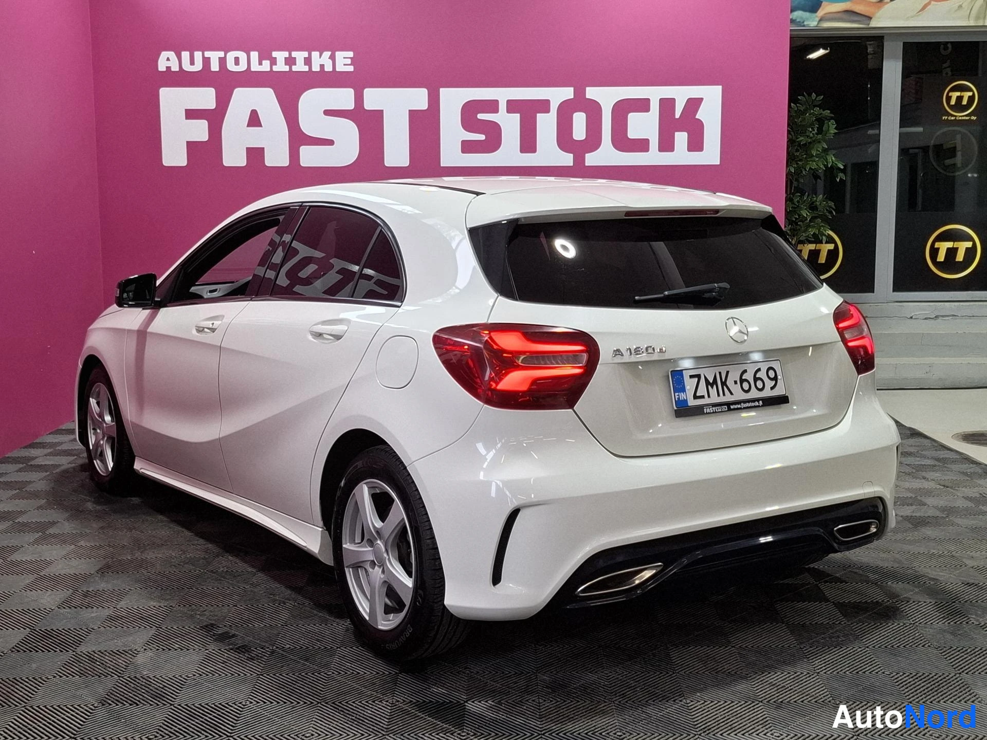 Vit Mercedes-Benz A 180 d 2016, snett bakifrån, bild 5