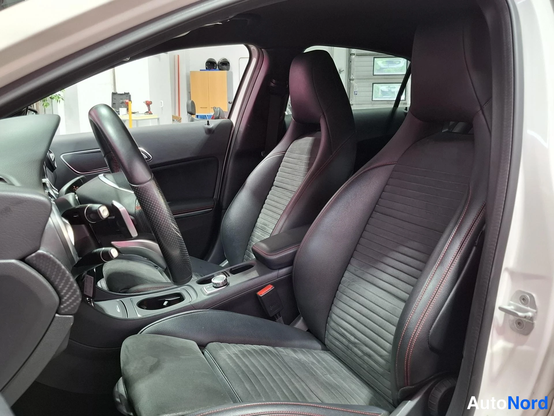 Vit Mercedes-Benz A 180 d 2016, framsäten, bild 11