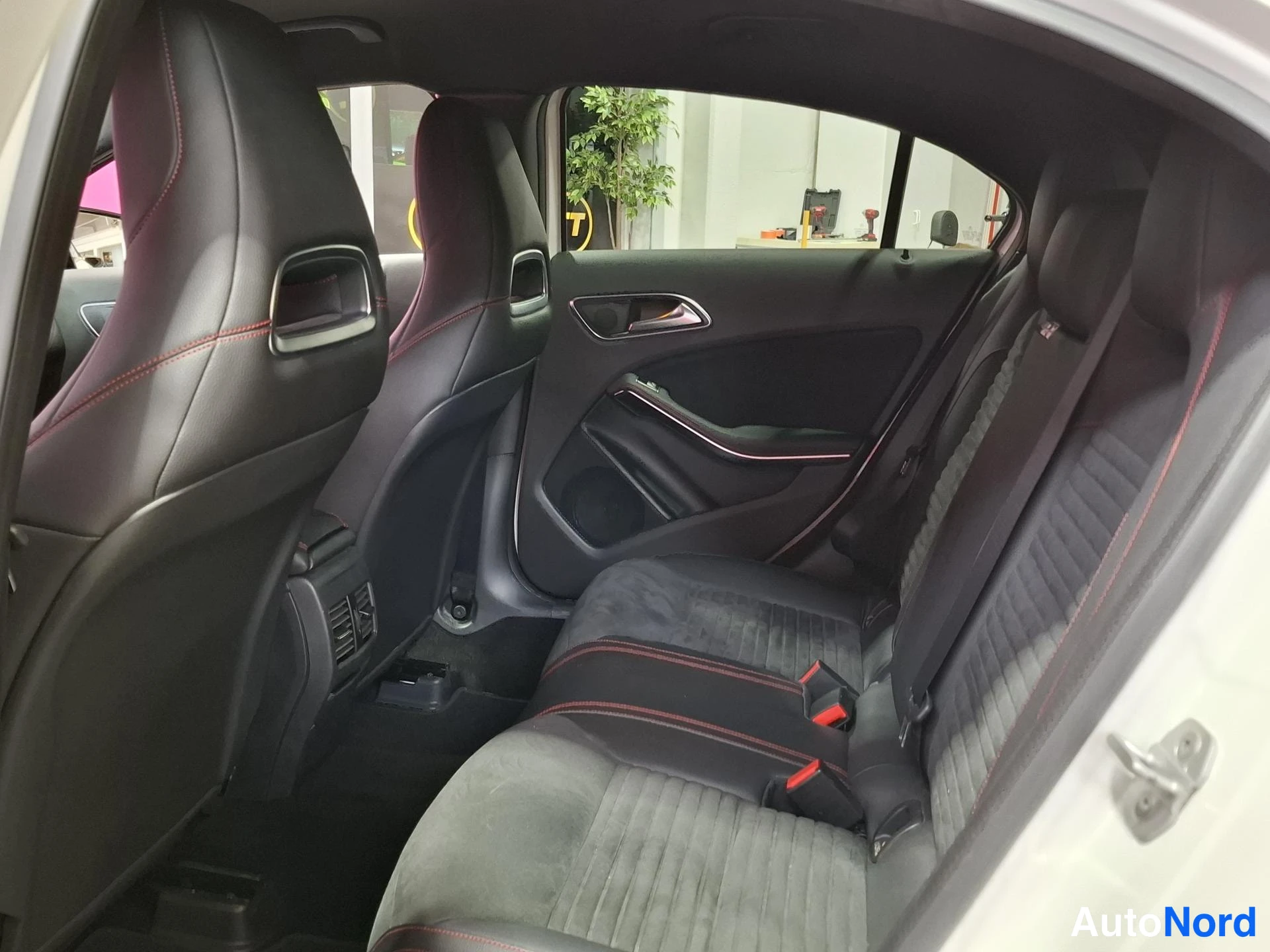 Vit Mercedes-Benz A 180 d 2016, baksäten, bild 12