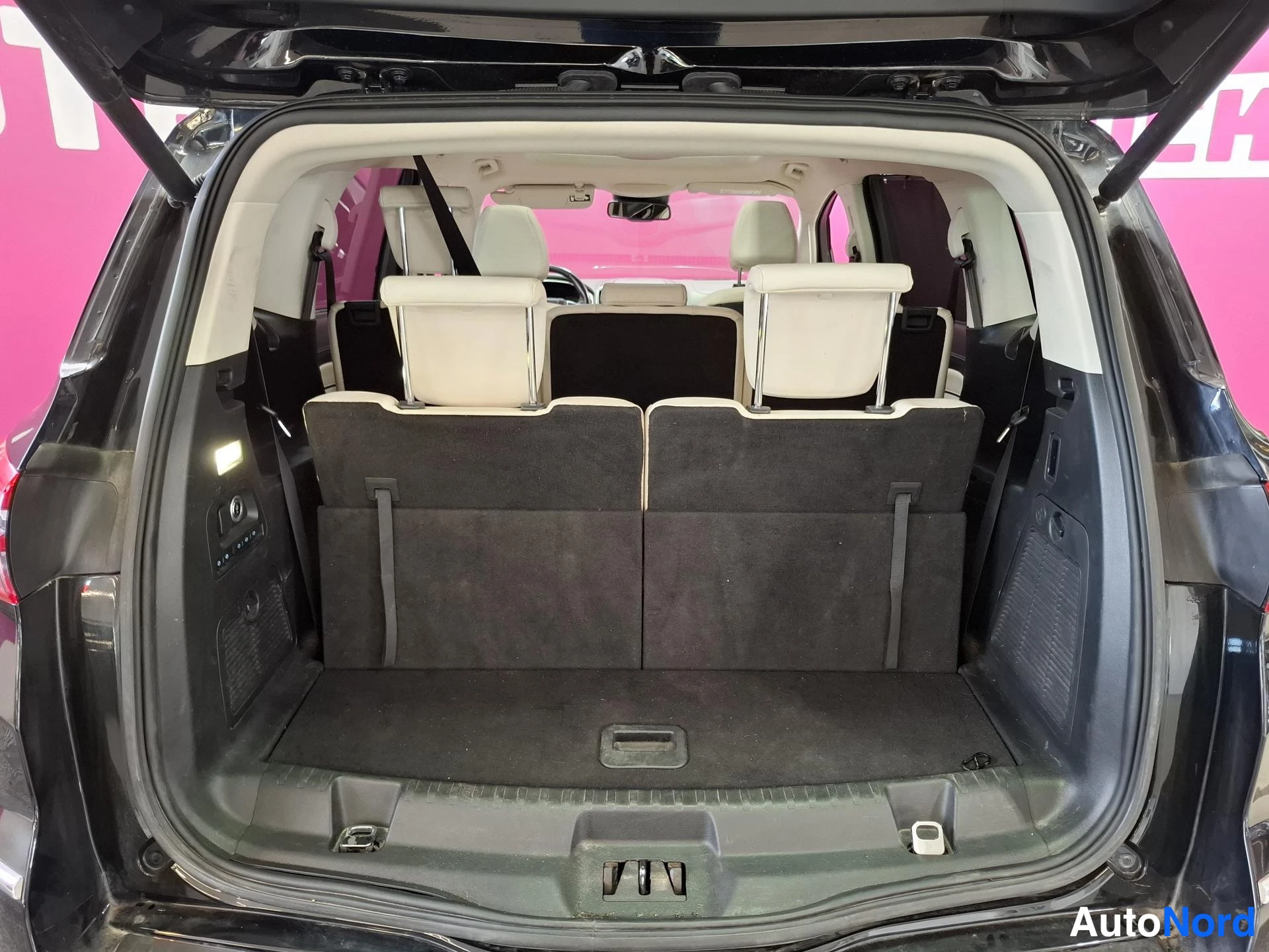 Musta Ford S-MAX 2018, tavaratila, kuva 14