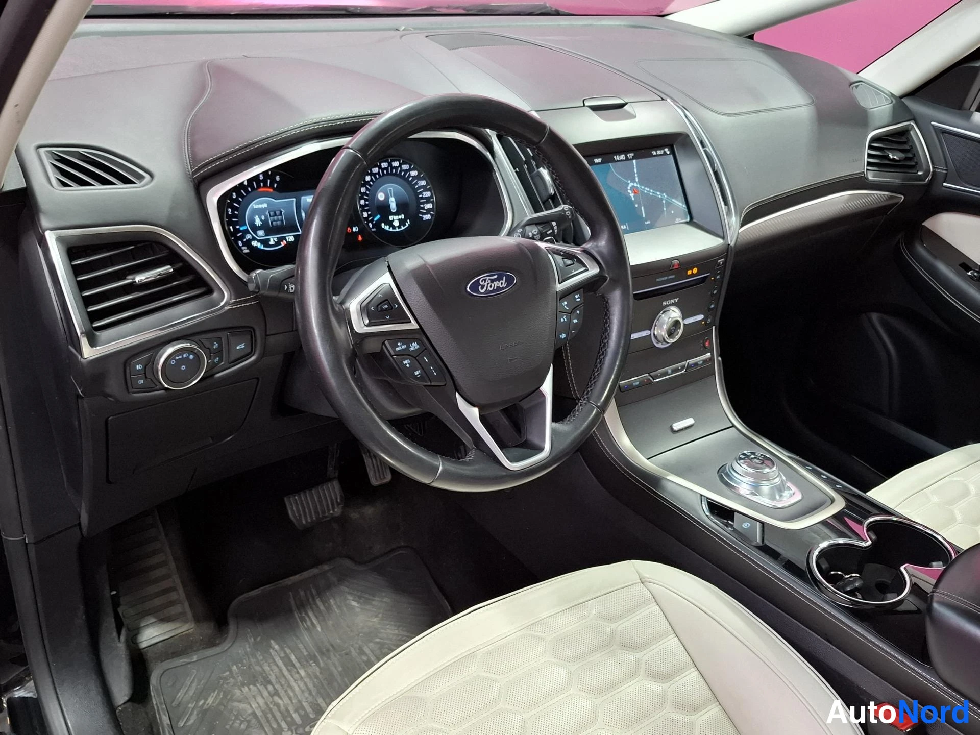 Musta Ford S-MAX 2018, ohjaamo, kuva 7