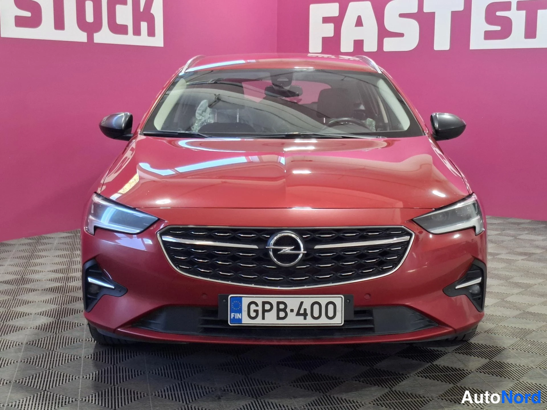 Punainen Opel Insignia Sports Tourer 2022, edestä, kuva 3