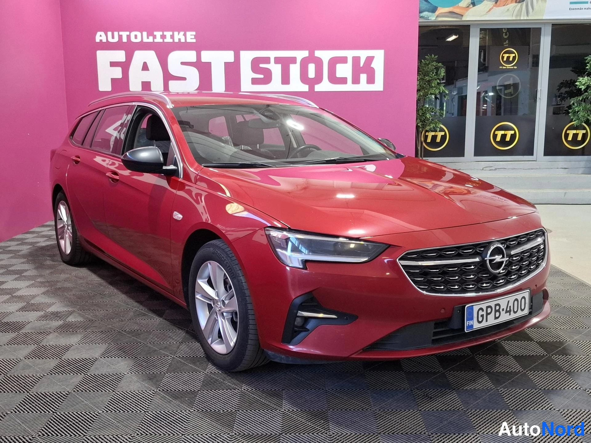 Punainen Opel Insignia Sports Tourer 2022, etuviisto, keula oikealle, kuva 2