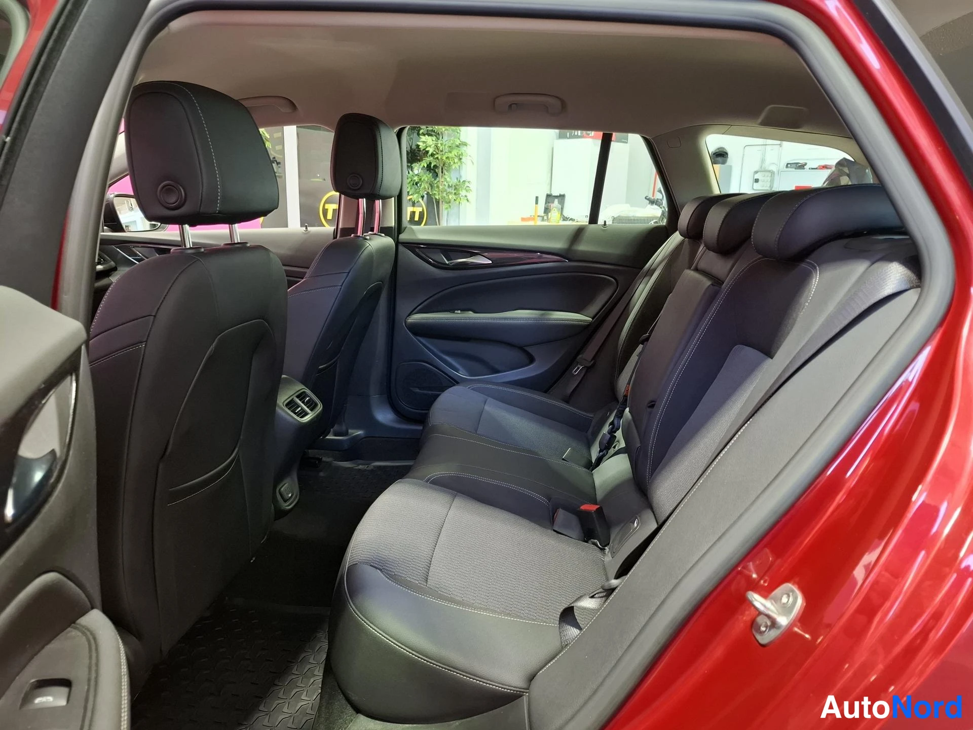 Punainen Opel Insignia Sports Tourer 2022, takaistuimet, kuva 12