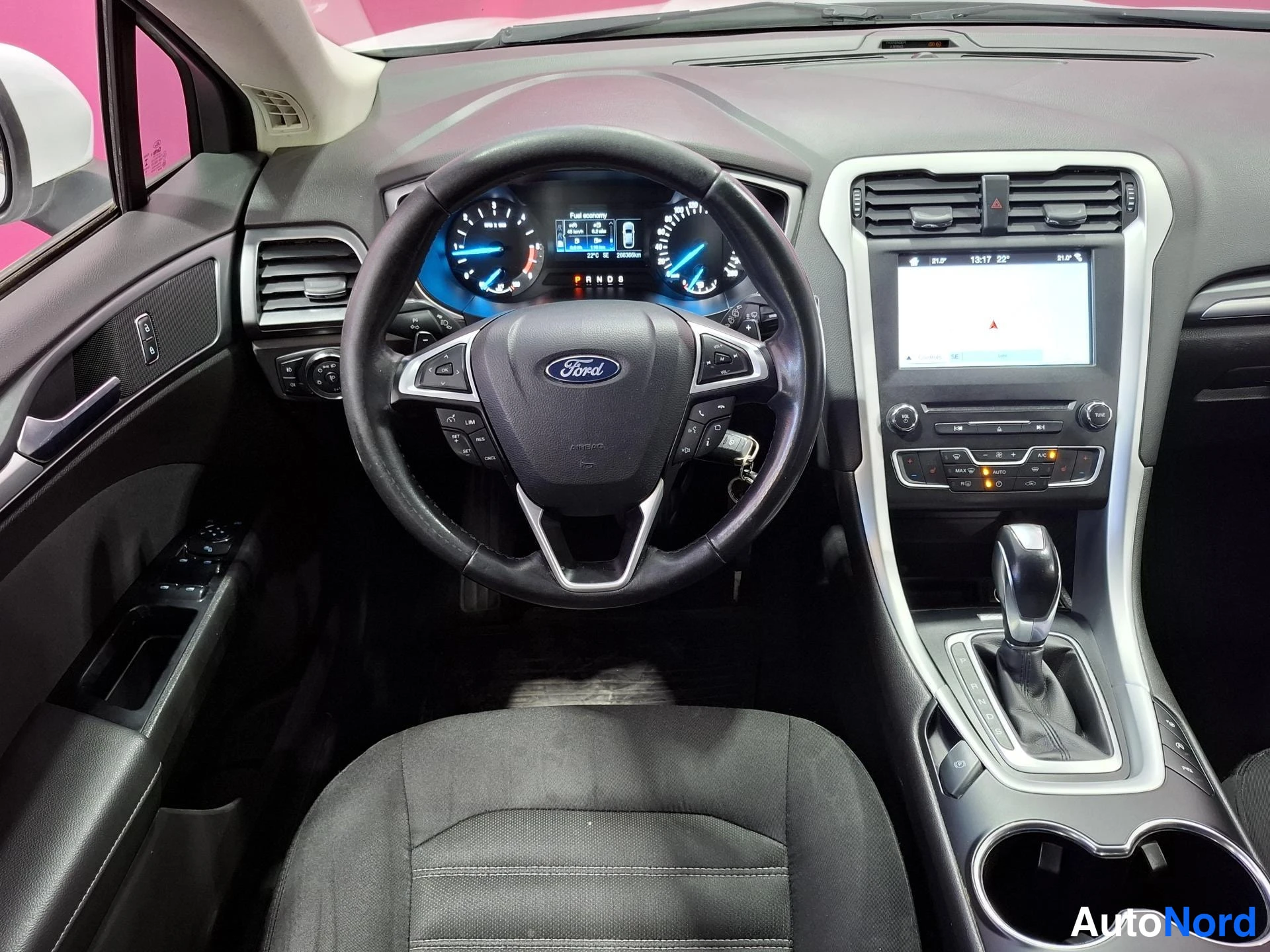 Vit Ford Mondeo 2018, förarplats, bild 9