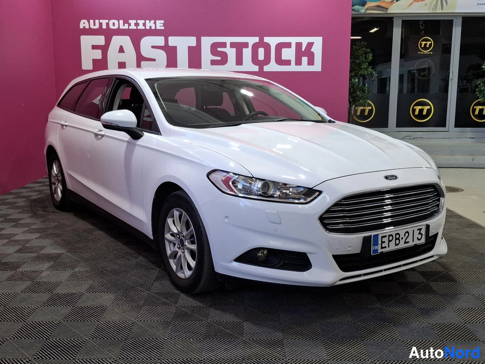 Vit Ford Mondeo 2018, snett framifrån, fronten åt höger, bild 2