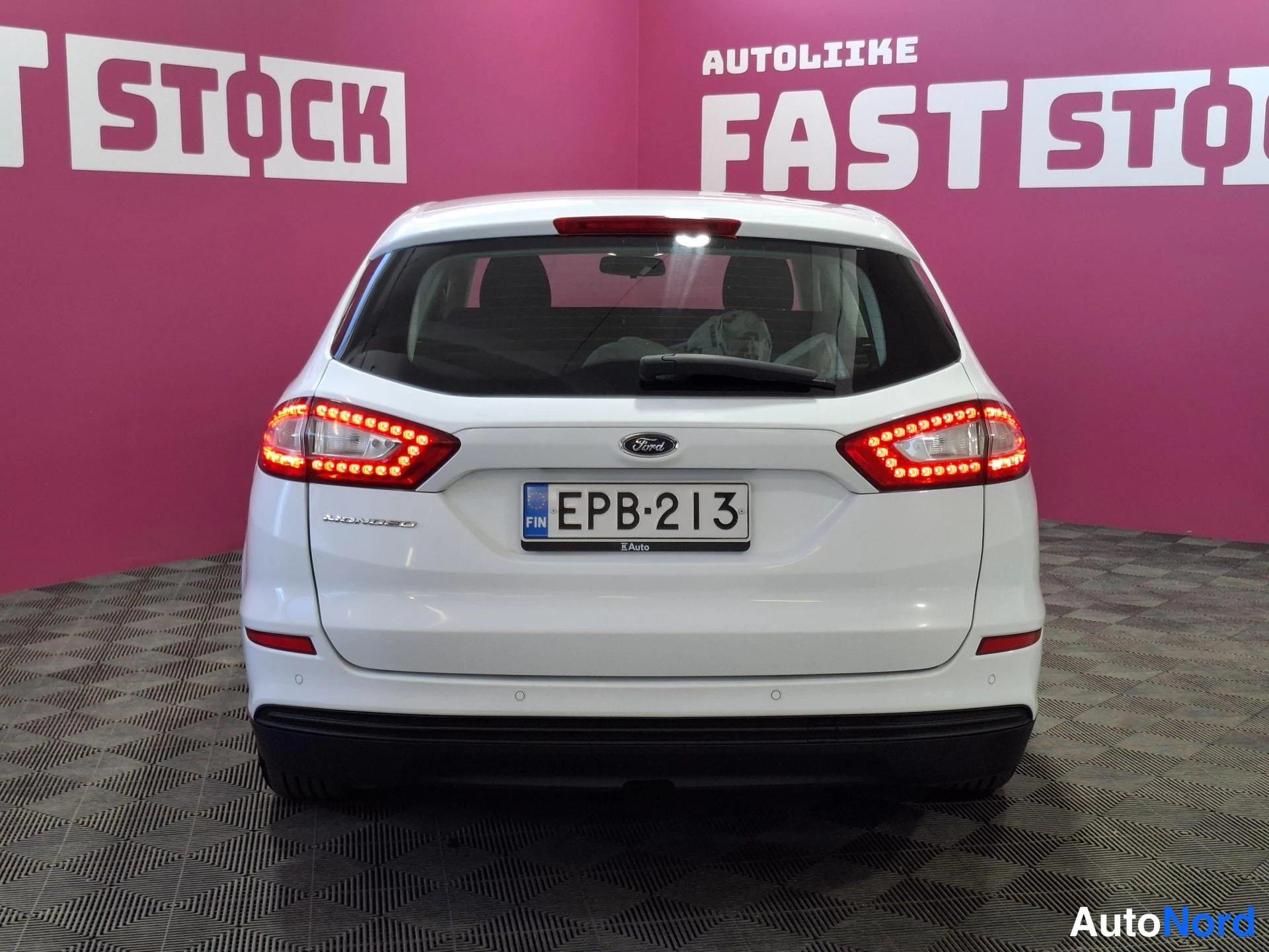 Vit Ford Mondeo 2018, bakifrån, bild 6