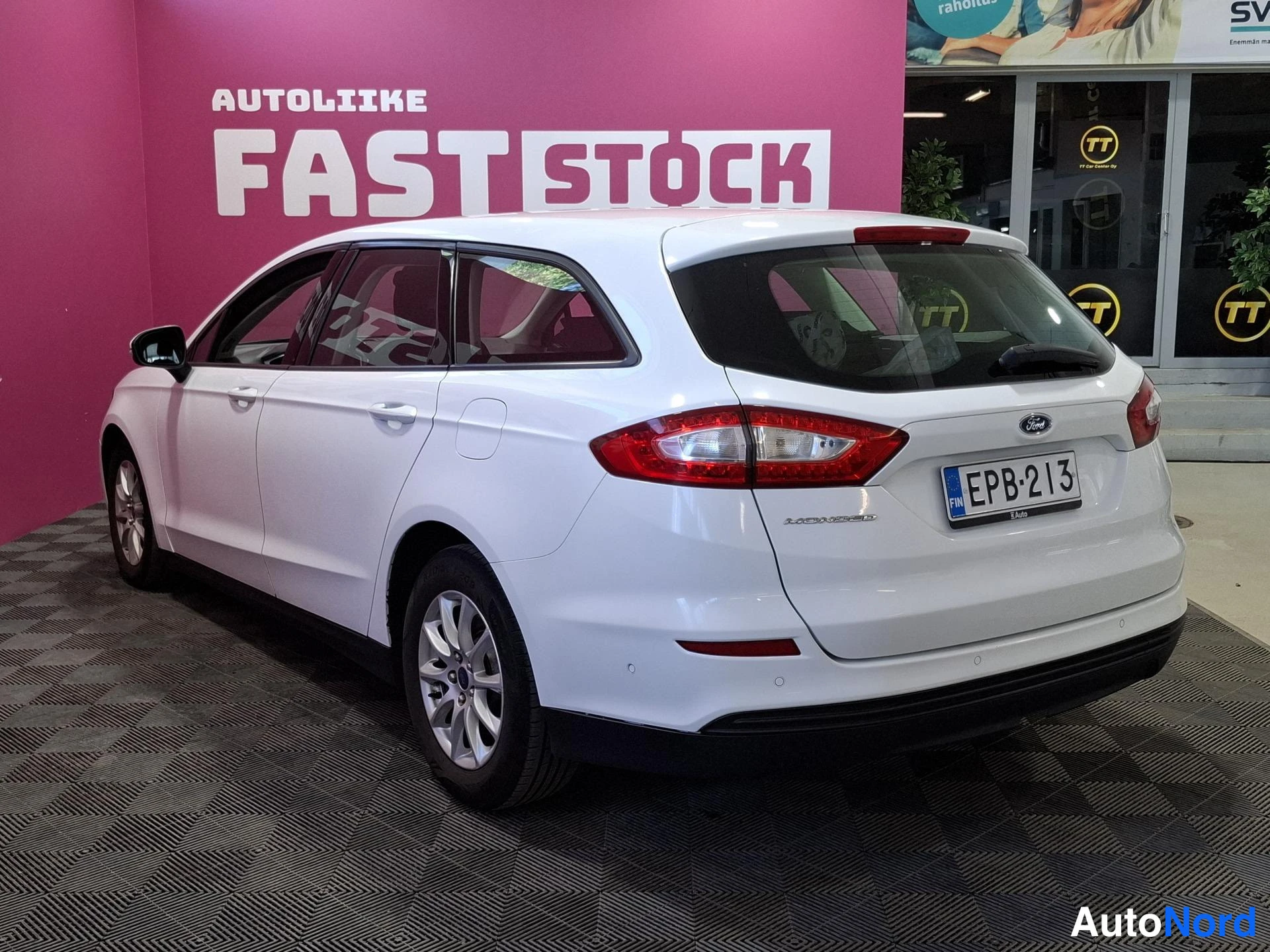 Vit Ford Mondeo 2018, snett bakifrån, bild 4