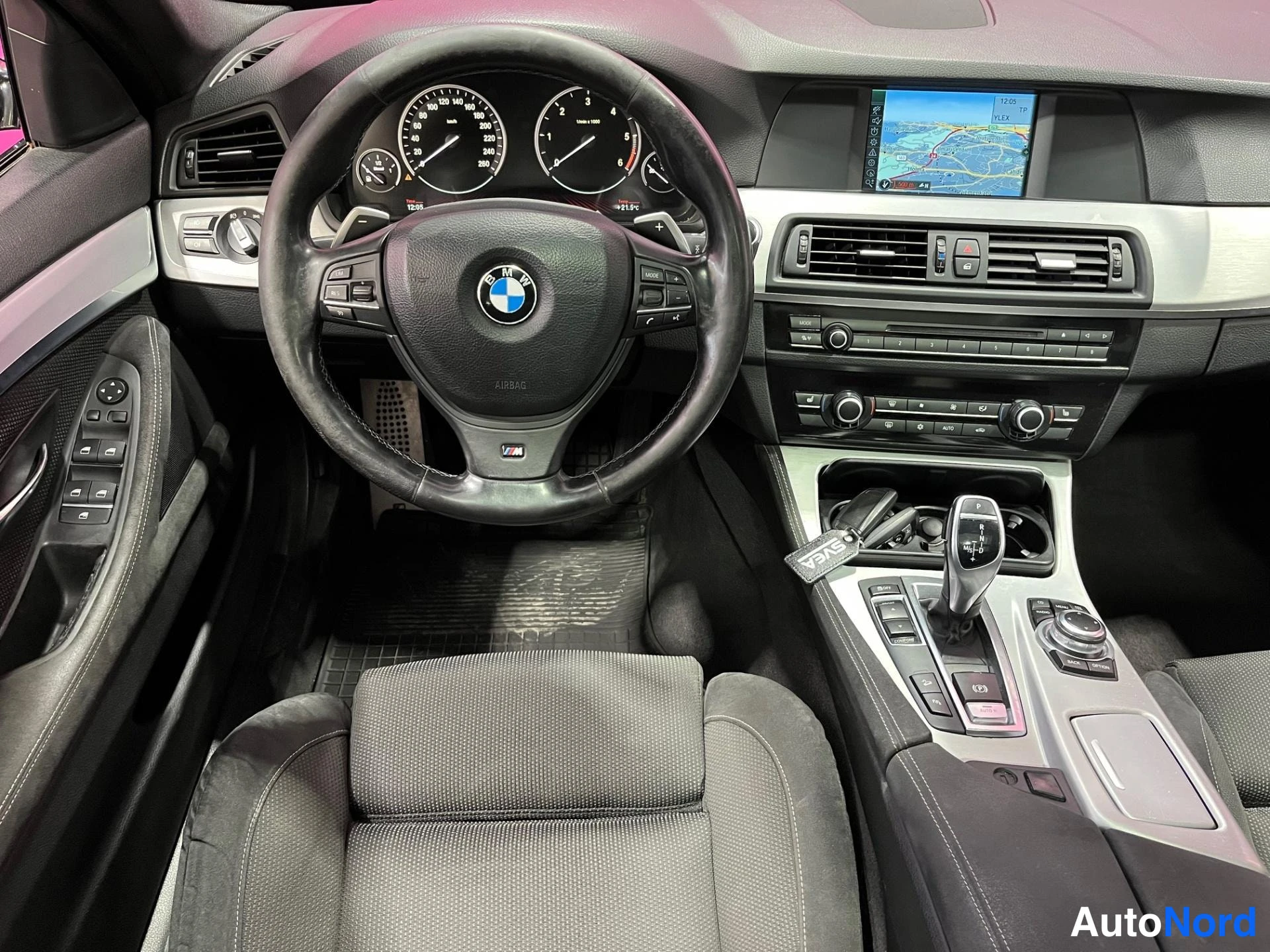Blå BMW 525d xDrive 2011, förarplats, bild 9