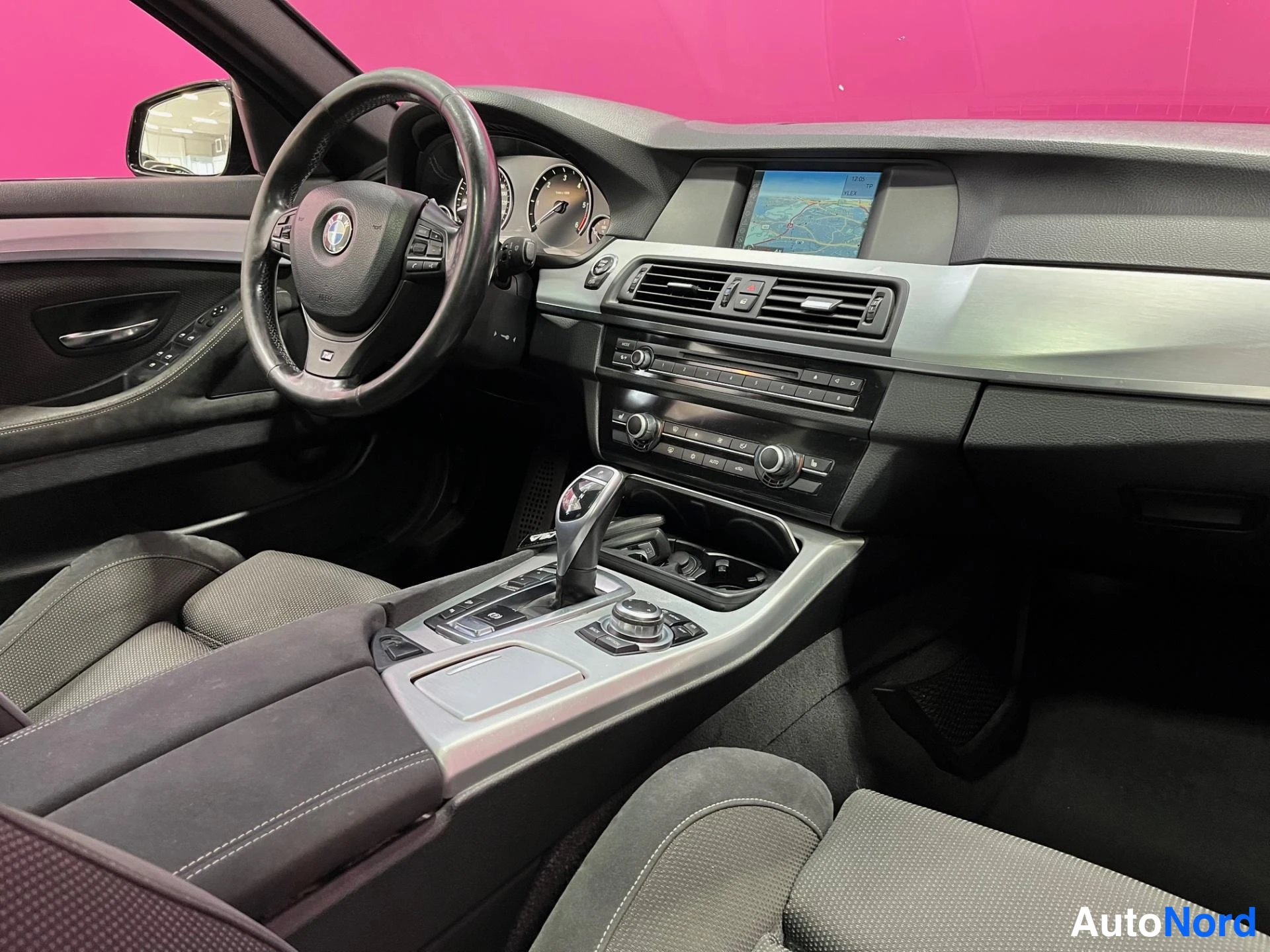 Blå BMW 525d xDrive 2011, förarplats, bild 10