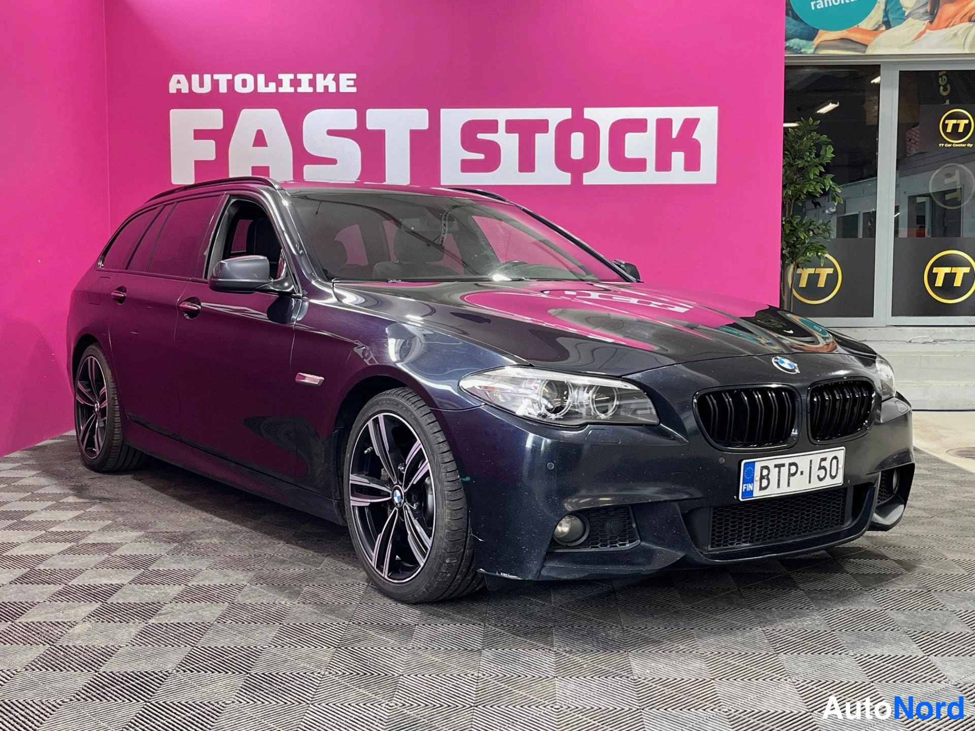 Blå BMW 525d xDrive 2011, snett framifrån, fronten åt höger, bild 2